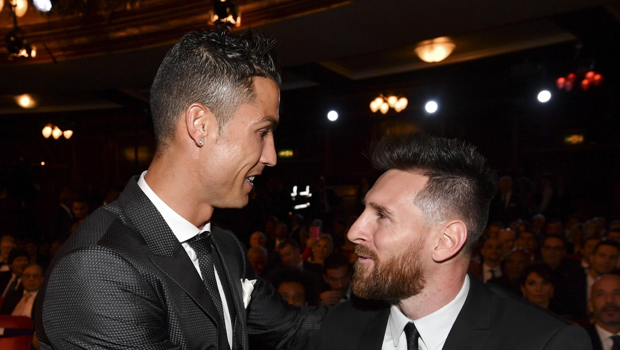 Nominees for the Best FIFA football player, Barcelona and Argentina forward Lionel Messi (R) and Real Madrid and Portugal forward Cristiano Ronaldo (L) chat before taking their seats for The Best FIFA Football Awards ceremony, on October 23, 2017 in London. (Photo by Ben STANSALL / AFP)