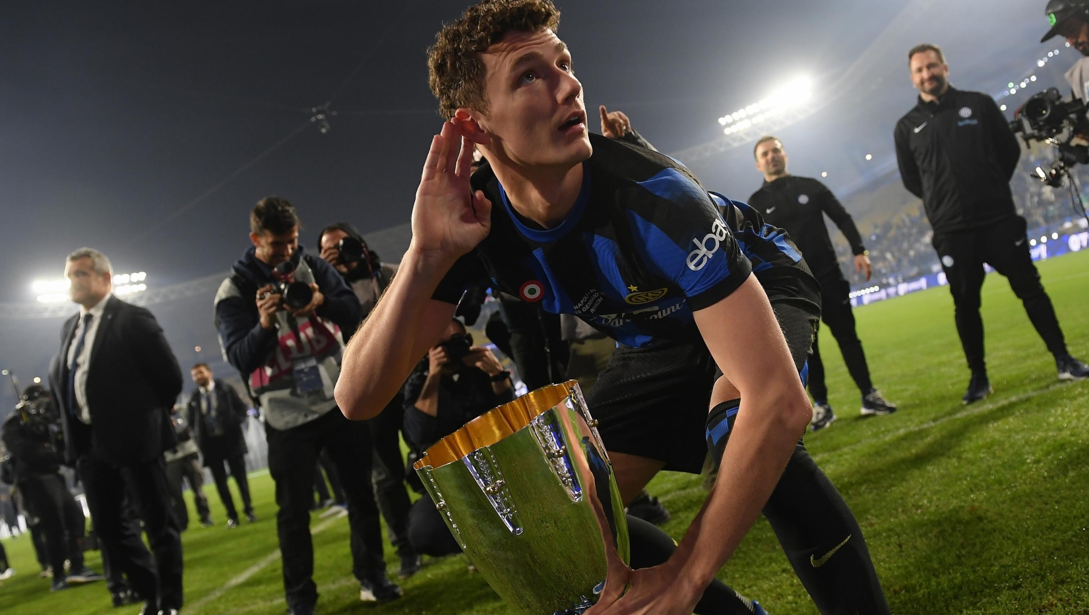 RIYADH, SAUDI ARABIA - JANUARY 22:  Benjamin Pavard of FC Internazionale poses for a photo with the Italian EA Sports FC Supercup Final trophy at full-time following victory in the Italian EA Sports FC Supercup Final match between SSC Napoli and FC Internazionale at Al-Awwal Stadium on January 22, 2024 in Riyadh, Saudi Arabia. (Photo by Mattia Pistoia - Inter/Inter via Getty Images)