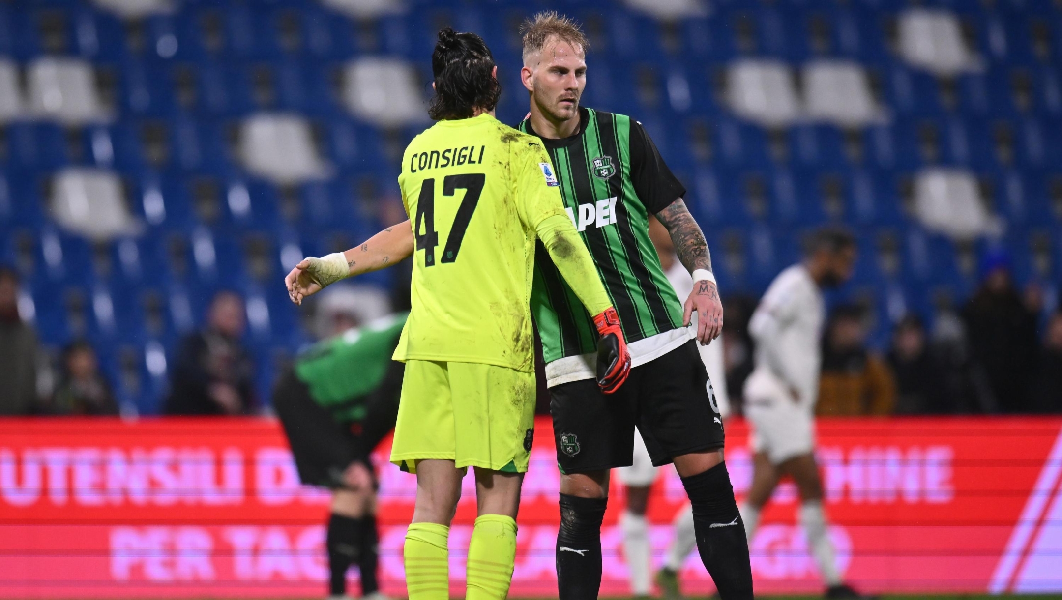 REGGIO NELL'EMILIA, ITALY - FEBRUARY 10: Andrea Consigli US Sassuolo shakes hands with Uros Racic of US Sassuolo during the Serie A TIM match between US Sassuolo and Torino FC - Serie A TIM  at Mapei Stadium - Citta' del Tricolore on February 10, 2024 in Reggio nell'Emilia, Italy. (Photo by Alessandro Sabattini/Getty Images)