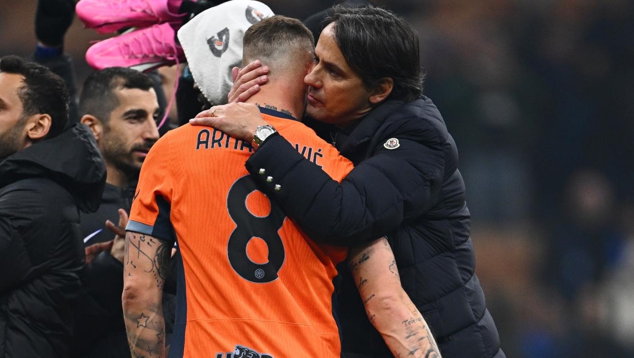 MILAN, ITALY - FEBRUARY 16: Head Coach Simone Inzaghi of FC Internazionale celebrates the victory with Marko Arnautovic at the end of the Serie A TIM match between FC Internazionale and US Salernitana - Serie A TIM  at Stadio Giuseppe Meazza on February 16, 2024 in Milan, Italy. (Photo by Mattia Ozbot - Inter/Inter via Getty Images)