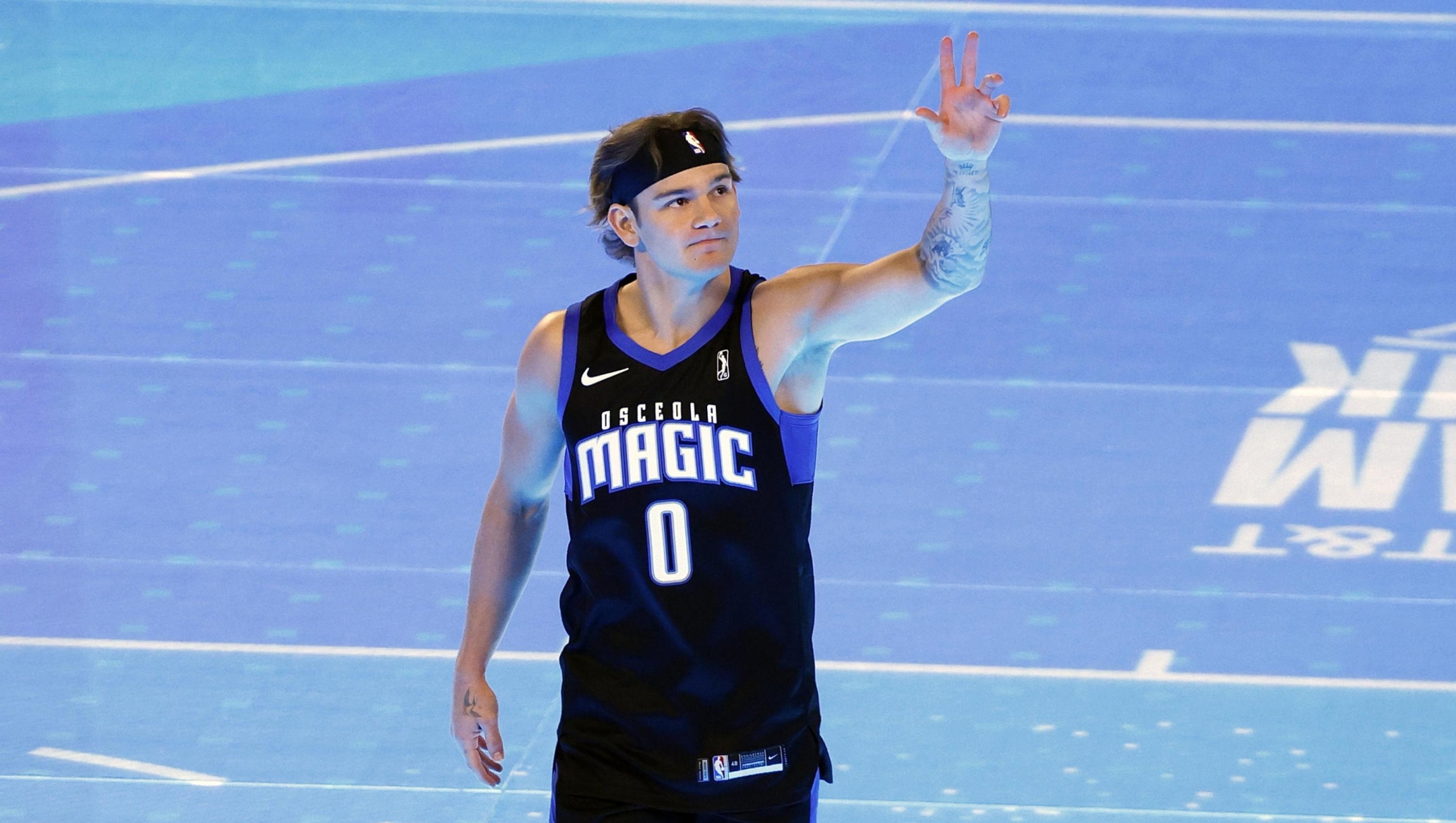 epa11162639 Osceola Magic Mac McClung waves to fans after winning the Slam Dunk competition during the NBA All-Star 2024 State Farm All-Star Saturday Night at Lucas Oil Stadium in Indianapolis, Indiana, USA, 17 February 2024.  EPA/BRIAN SPURLOCK  SHUTTERSTOCK OUT