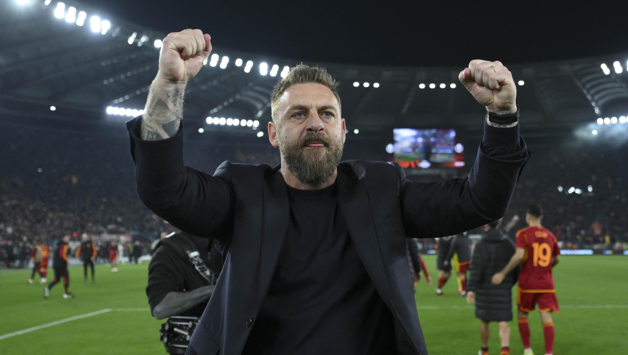 ROME, ITALY - FEBRUARY 22: Head coach Daniele De Rossi of AS Roma celebrates after the penalty shootout during the UEFA Europa League 2023/24 knockout round play-offs second leg match between AS Roma and Feyenoord at Stadio Olimpico on February 22, 2024 in Rome, Italy. (Photo by Luciano Rossi/AS Roma via Getty Images)