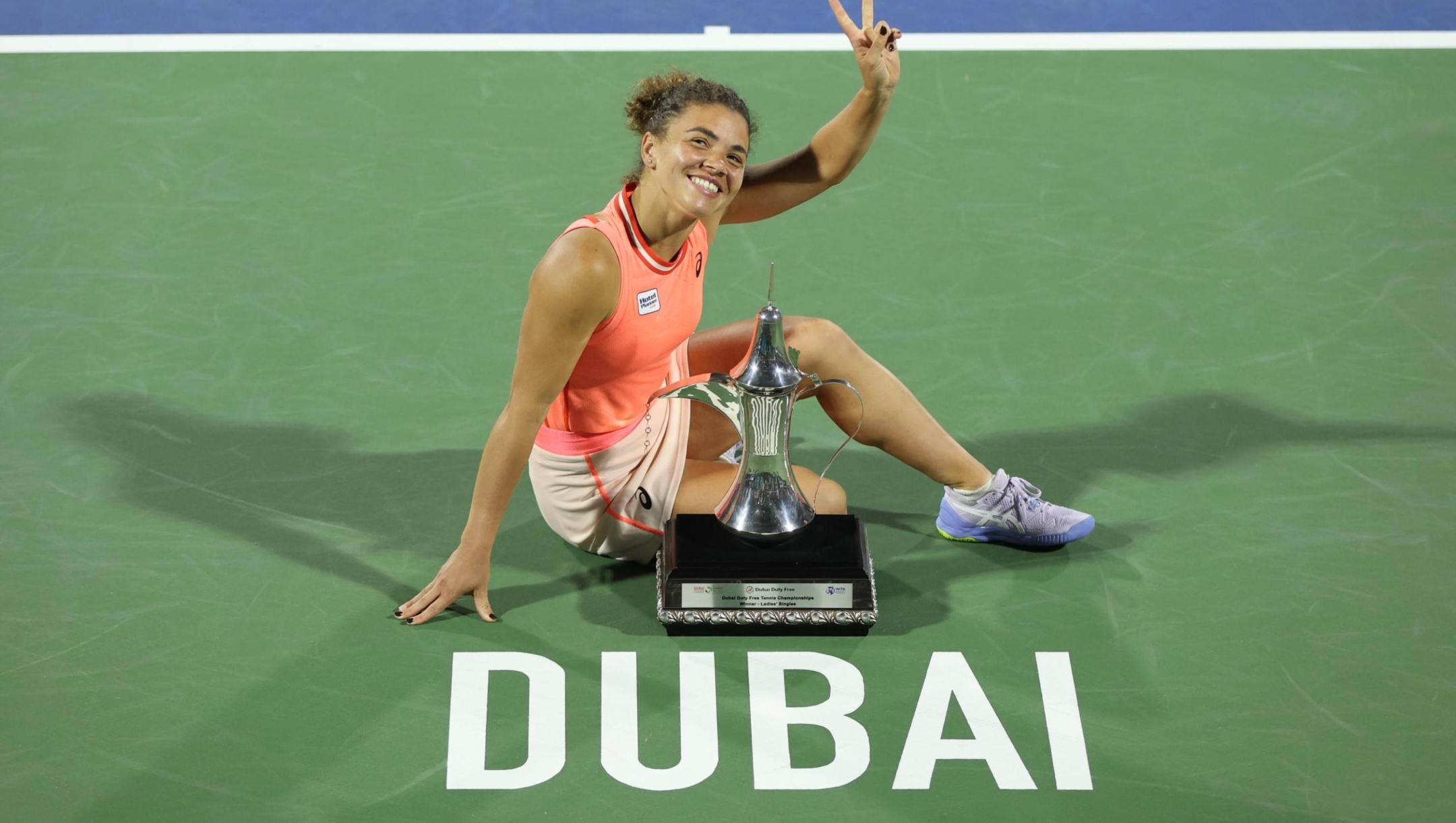 epa11178827 Jasmine Paolini of Italy celebrates with the trophy after winning the final match at the Dubai Duty Free Tennis WTA Championships 2024 in Dubai, United Arab Emirates, 24 February 2024.  EPA/ALI HAIDER
