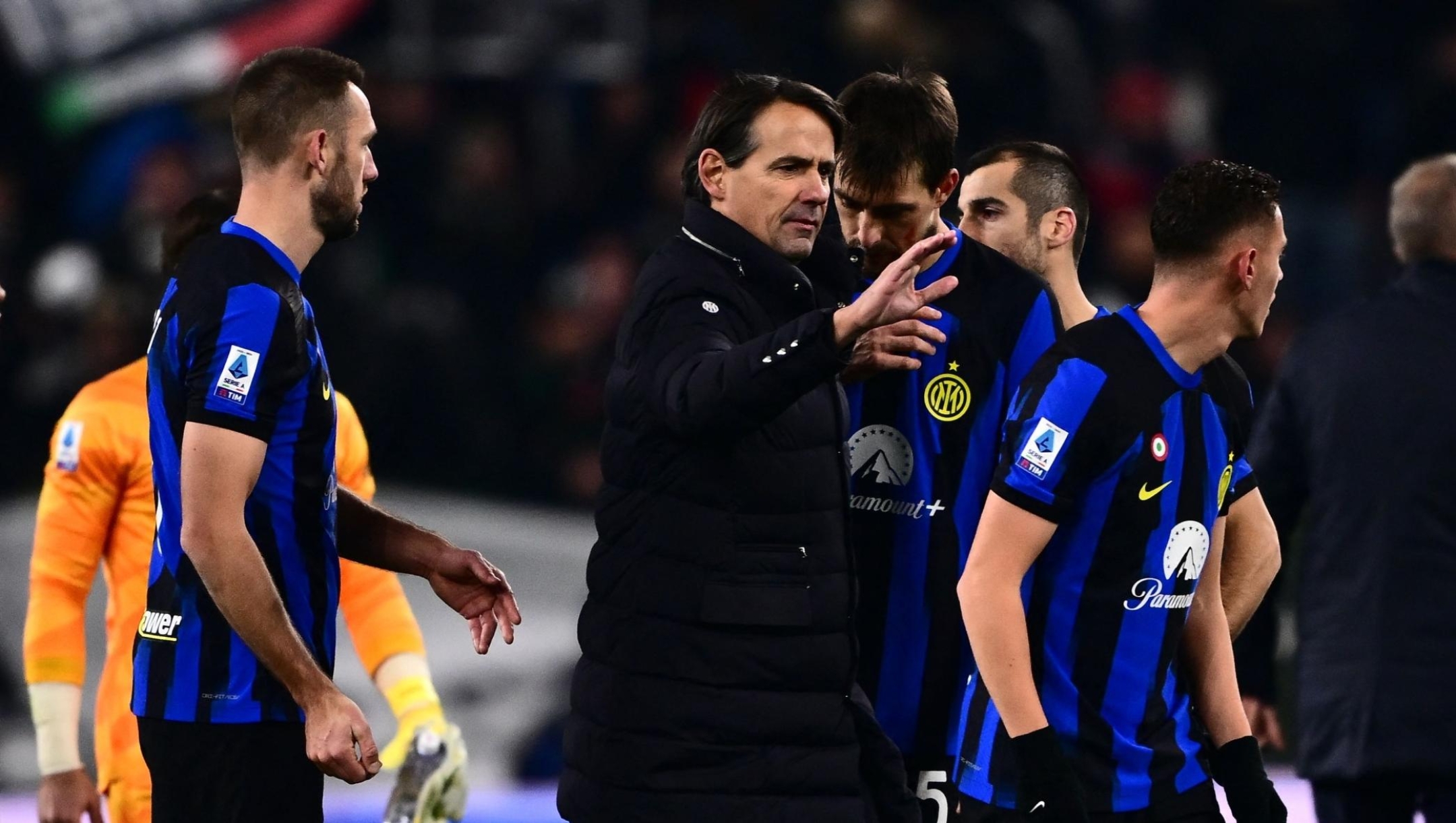 Inter Milan's Italian coach Simone Inzaghi talks to his players at the end of the Italian Serie A football match between Juventus and Inter Milan on November 26, 2023 at the Allianz Stadium in Turin. (Photo by MARCO BERTORELLO / AFP)