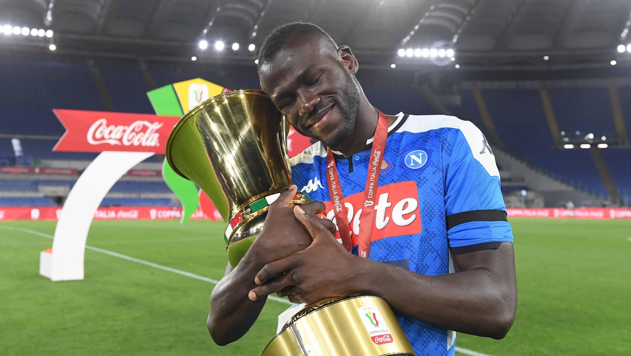 ROME, ITALY - JUNE 17: Kalidou Koulibaly of SSC Napoli reacts with the trophy after the Coppa Italia Final match between Juventus and SSC Napoli winner at Olimpico Stadium on June 17, 2020 in Rome, Italy.  (Photo by SSC NAPOLI/SSC NAPOLI via Getty Images)