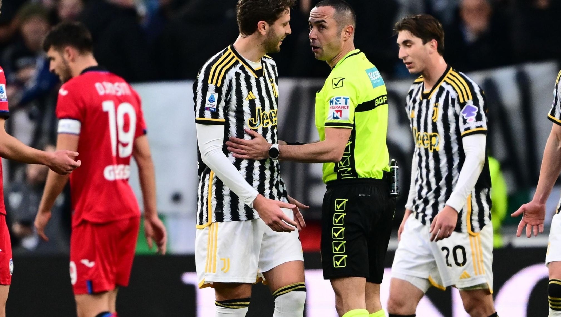 Referee Marco Guida argues with Juventus Italian midfielder #05 Manuel Locatelli (3rdL) during the Italian Serie A football match between Juventus and Atalanta at the Allianz Stadium in Turin on March 10, 2024. (Photo by MARCO BERTORELLO / AFP)