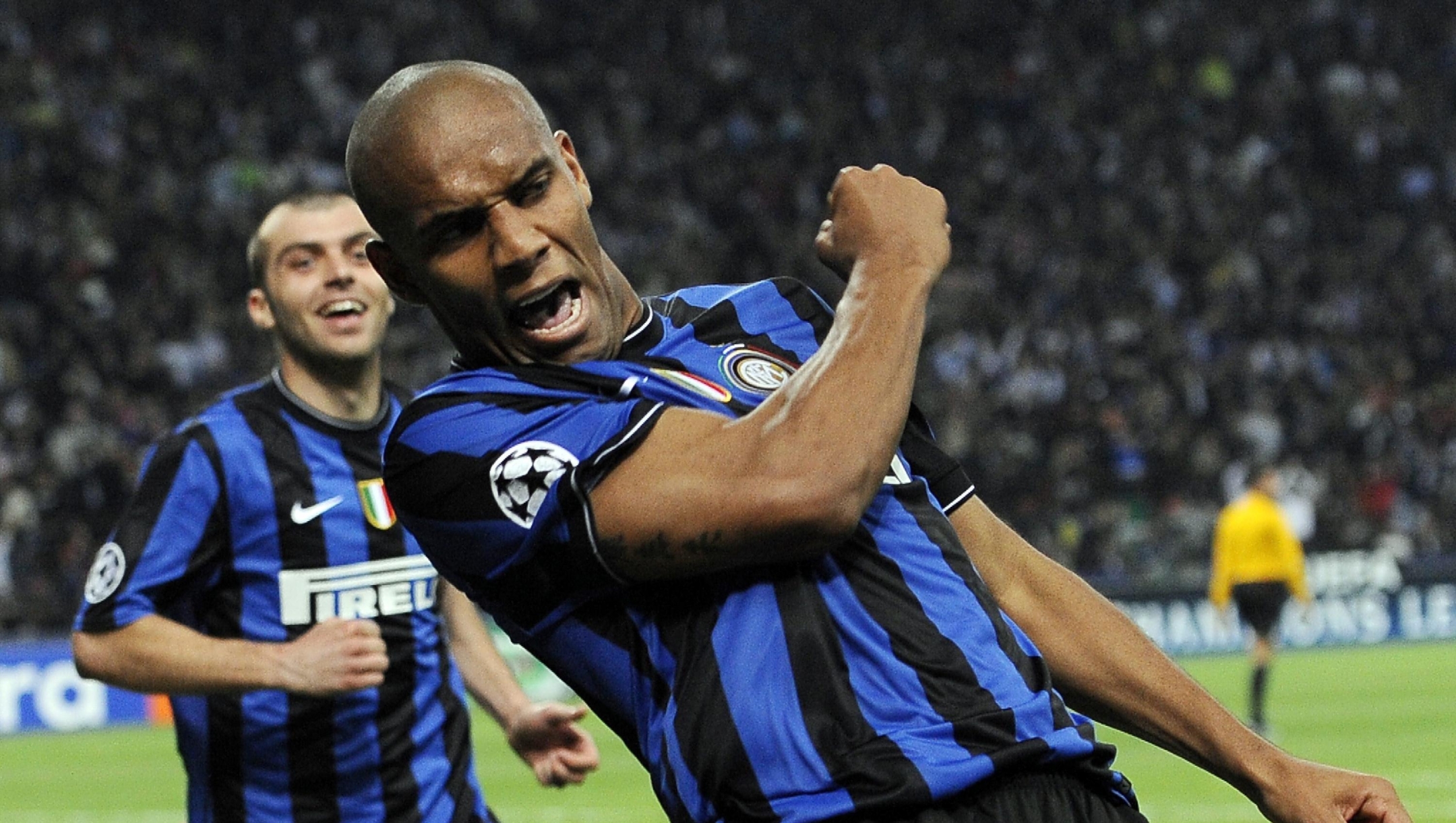 epa02125458 Inter Milan's Maicon (R) celebrates after scoring watched by teammates Pandev (L) during the Champions League semi final, first leg, soccer match, Inter Milan vs FC Barcelona, held at the Meazza stadium, in Milan, Italy on 20 April 2010.  EPA/DANIEL DAL ZENNARO