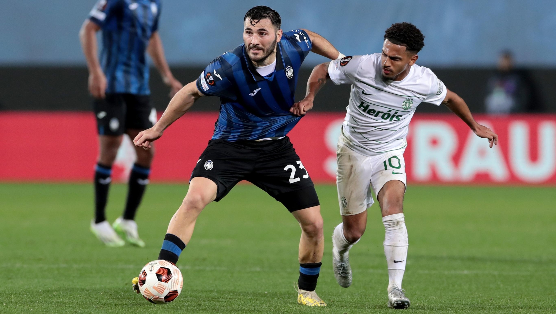 BERGAMO, ITALY - MARCH 14: Sead Kolasinac of Atalanta BC is challenged by Marcus Edwards of Sporting CP during the UEFA Europa League 2023/24 round of 16 second leg match between Atalanta and Sporting CP at the Stadio di Bergamo on March 14, 2024 in Bergamo, Italy. (Photo by Emilio Andreoli/Getty Images)