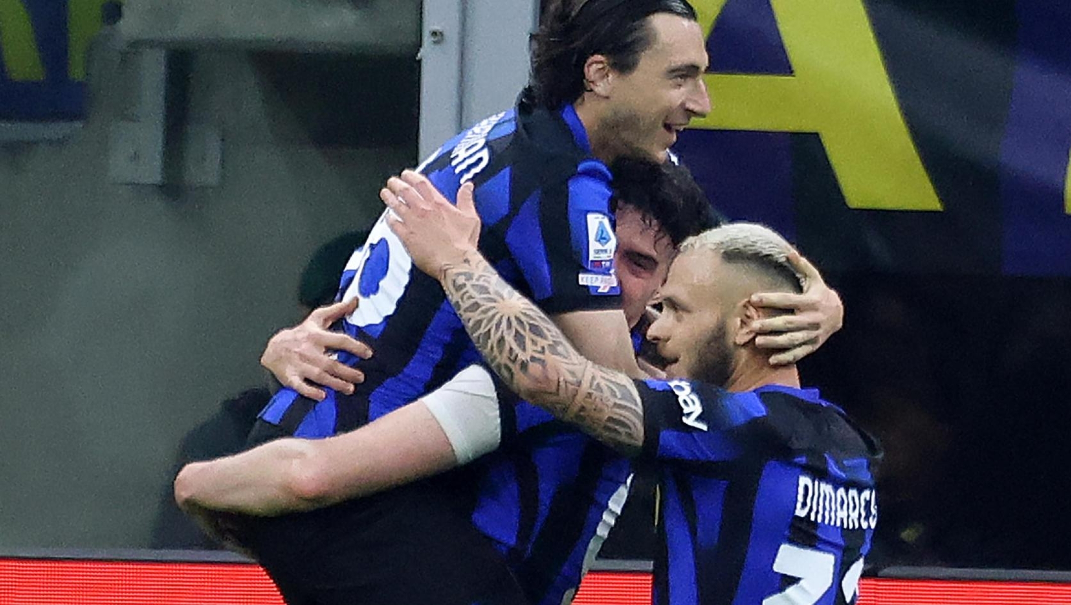Inter Milan's Matteo Darmian (L) with his teammates after scoring goal  of 1 to 0 during the Italian serie A soccer match between Fc Inter  and Napoli at  Giuseppe Meazza stadium in Milan, 17 March 2024. ANSA / MATTEO BAZZI