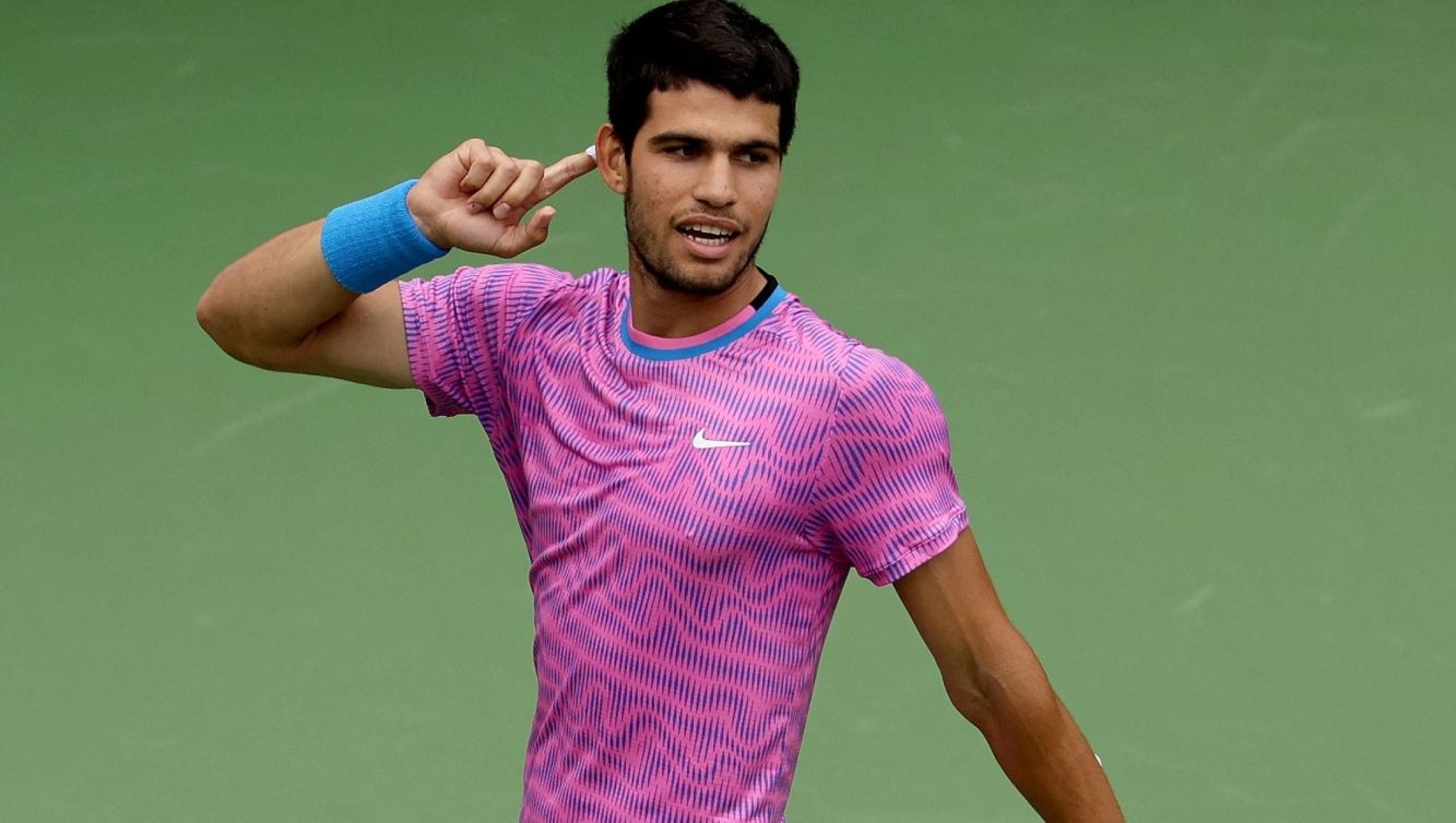 INDIAN WELLS, CALIFORNIA - MARCH 17: Carlos Alcaraz of Spain gestures to the crowd while playing Daniil Medvedev of Russia during the Men's Final of the BNP Paribas Open at Indian Wells Tennis Garden on March 17, 2024 in Indian Wells, California.   Matthew Stockman/Getty Images/AFP (Photo by MATTHEW STOCKMAN / GETTY IMAGES NORTH AMERICA / Getty Images via AFP)