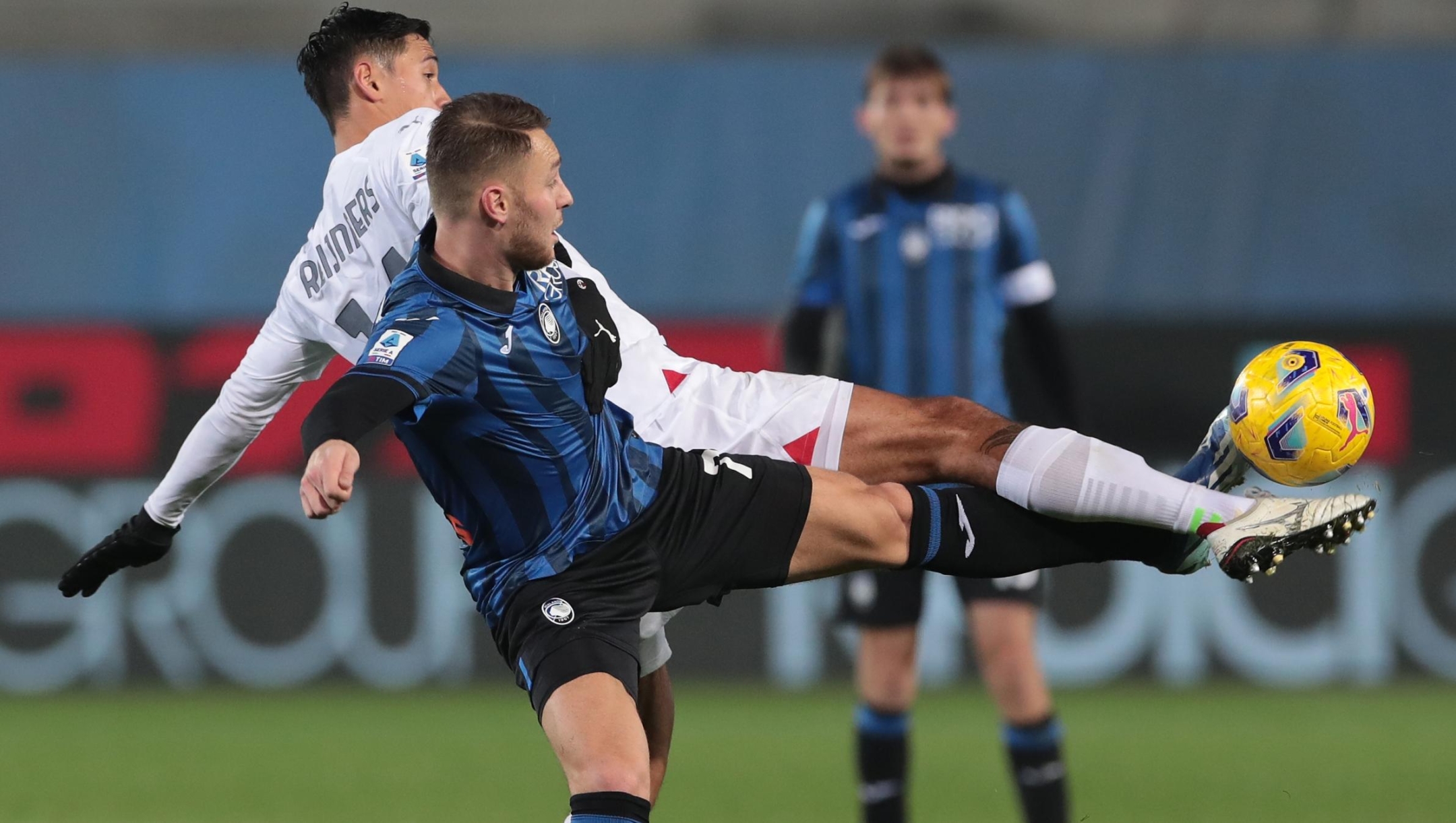 BERGAMO, ITALY - DECEMBER 09: Teun Koopmeiners of Atalanta BC battles for the ball with Tijjani Reijnders of AC Milan during the Serie A TIM match between Atalanta BC and AC Milan at Gewiss Stadium on December 09, 2023 in Bergamo, Italy. (Photo by Emilio Andreoli/Getty Images)
