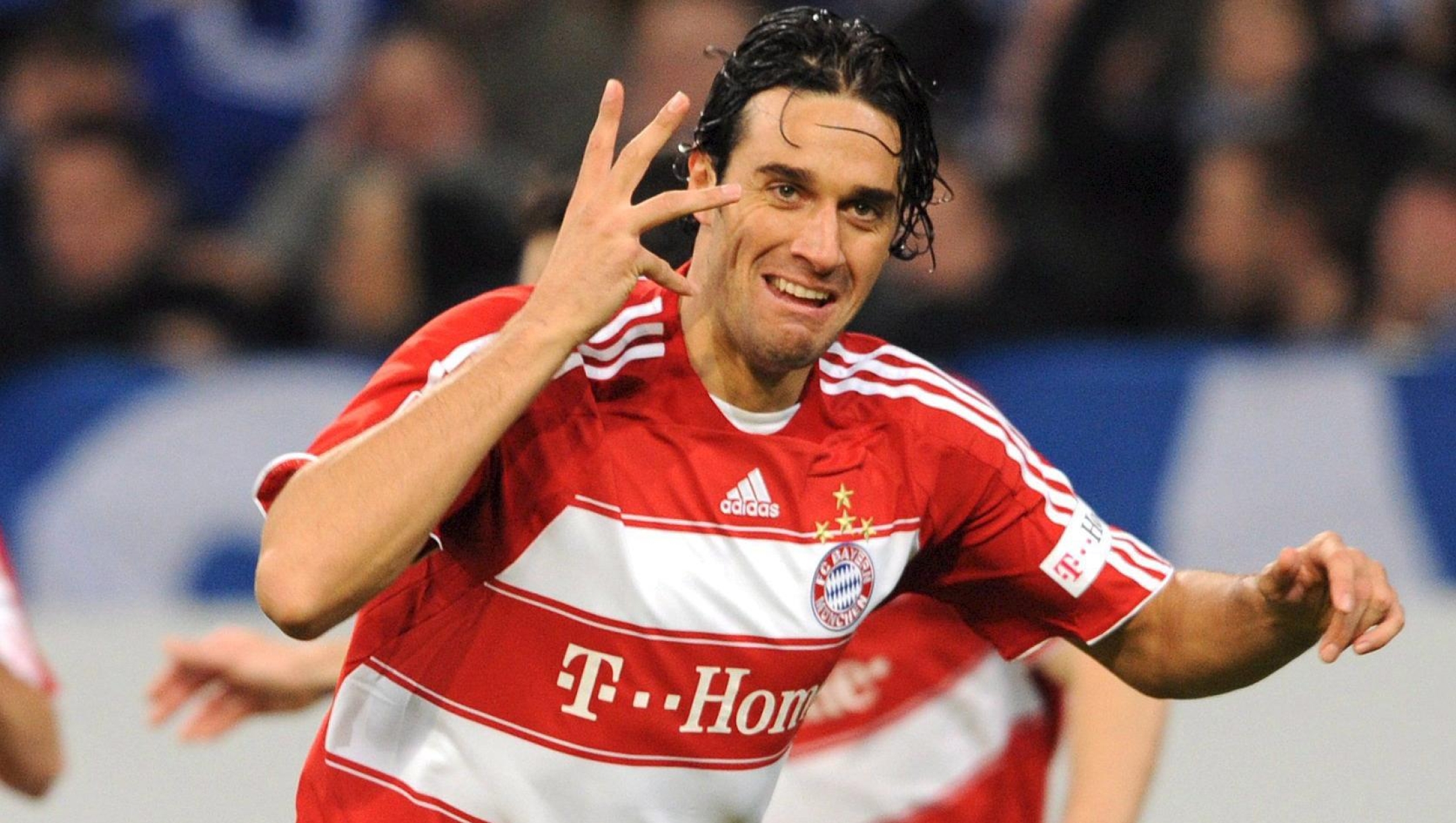 epa01545994 Luca Toni of FC Bayern Munich celebrates his 1-0 against Schalke 04 during the Bundesliga match at VeltinsArena in Gelsenkirchen, Germany, 09 November 2008. (ATTENTION: BLOCKING PERIOD! The DFL permits the further utilisation of the pictures in IPTV, mobile services and other new technologies only two hours after the end of the match. The publication and further utilisation in the internet during the match is restricted to six pictures per match only.)  EPA/Achim Scheidemann