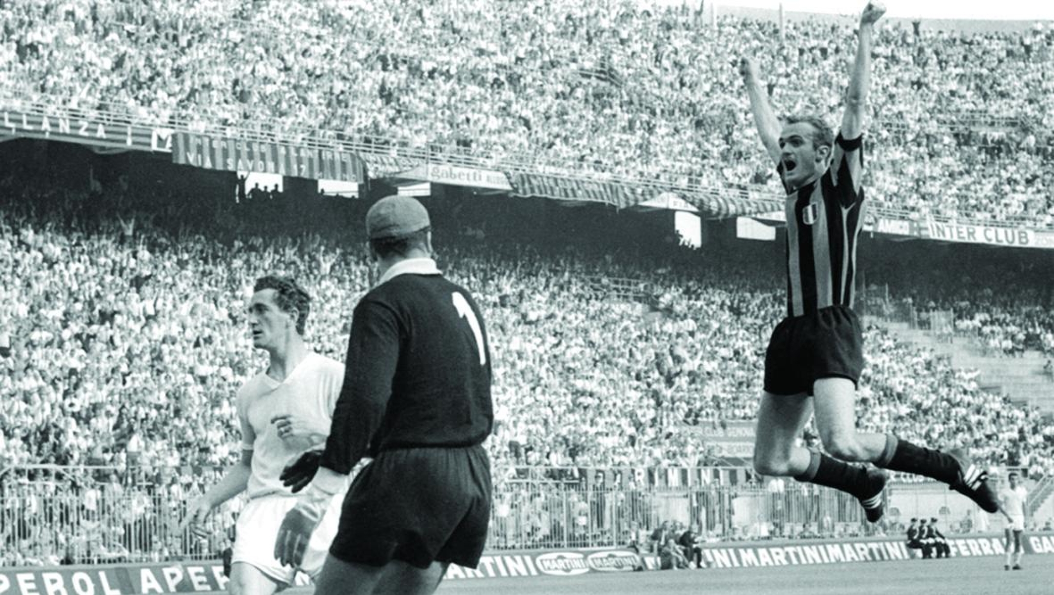 Sandro Mazzola esulta al Giuseppe Meazza nel 1966