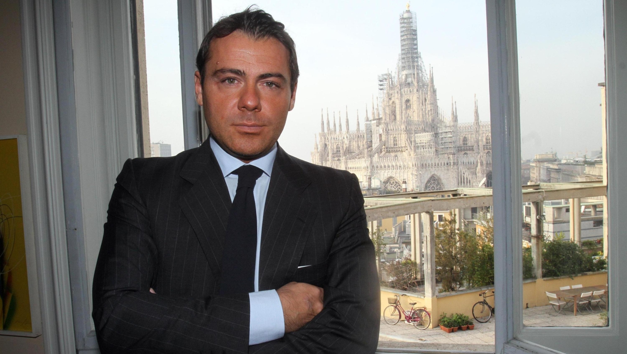 Il finanziere Alessandro Proto, candidato alle primarie del Pdl, posa per una foto nel suo studio di Milano, 23 novembre 2012. ANSA / MATTEO BAZZI