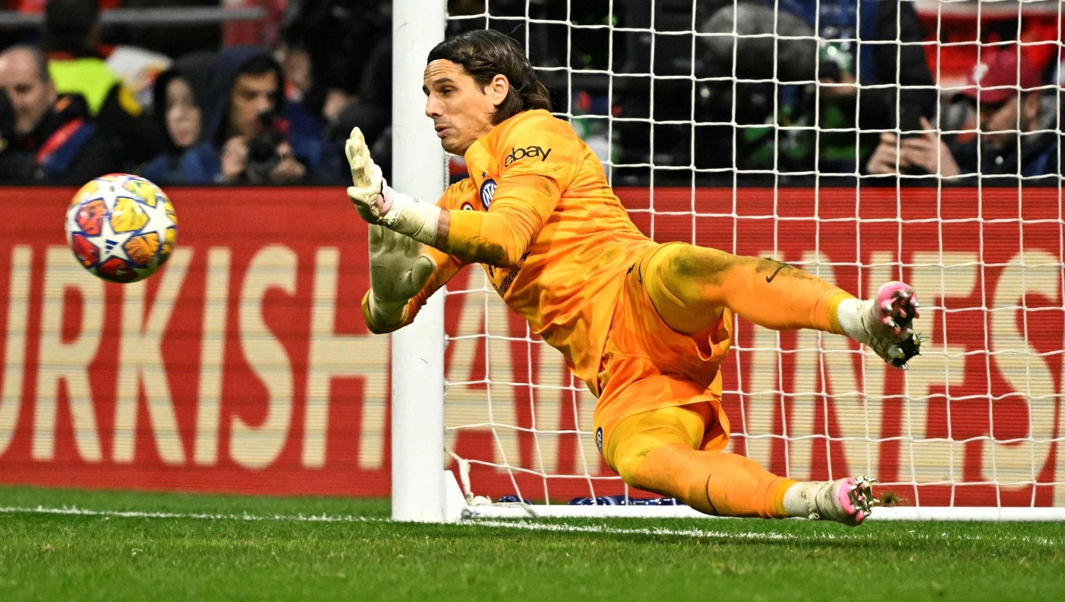 Inter Milan's Swiss goalkeeper #01 Yann Sommer stops the ball during the penalty shoot-out session during the UEFA Champions League last 16 second leg football match between Club Atletico de Madrid and Inter Milan at the Metropolitano stadium in Madrid on March 13, 2024. (Photo by JAVIER SORIANO / AFP)