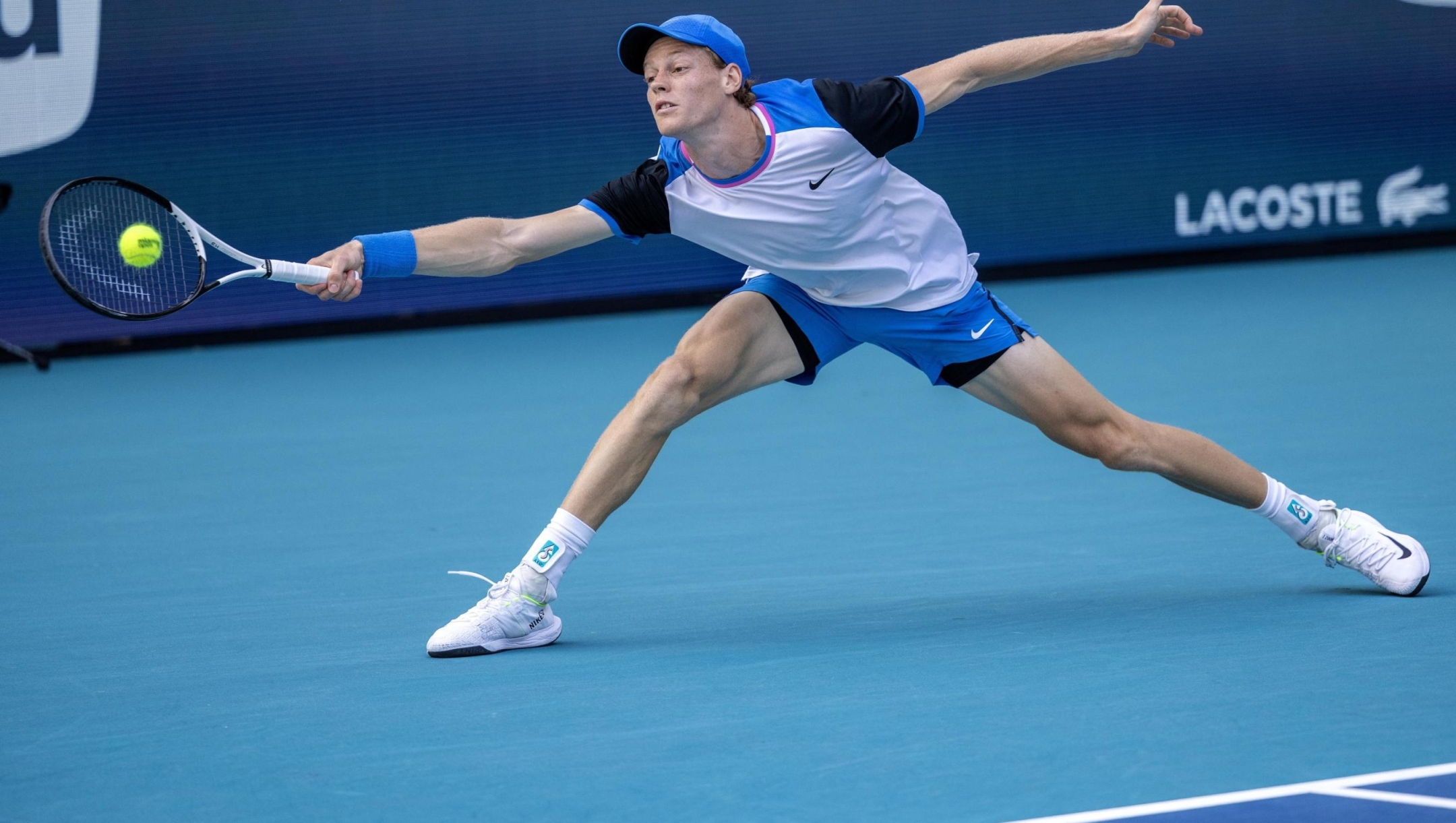 epa11250333 Jannik Sinner of Italy in action against Daniil Medvedev of Russia during the semifinals of the 2024 Miami Open tennis tournament at the Hard Rock Stadium in Miami, Florida, USA, 29 March 2024.  EPA/CRISTOBAL HERRERA-ULASHKEVICH