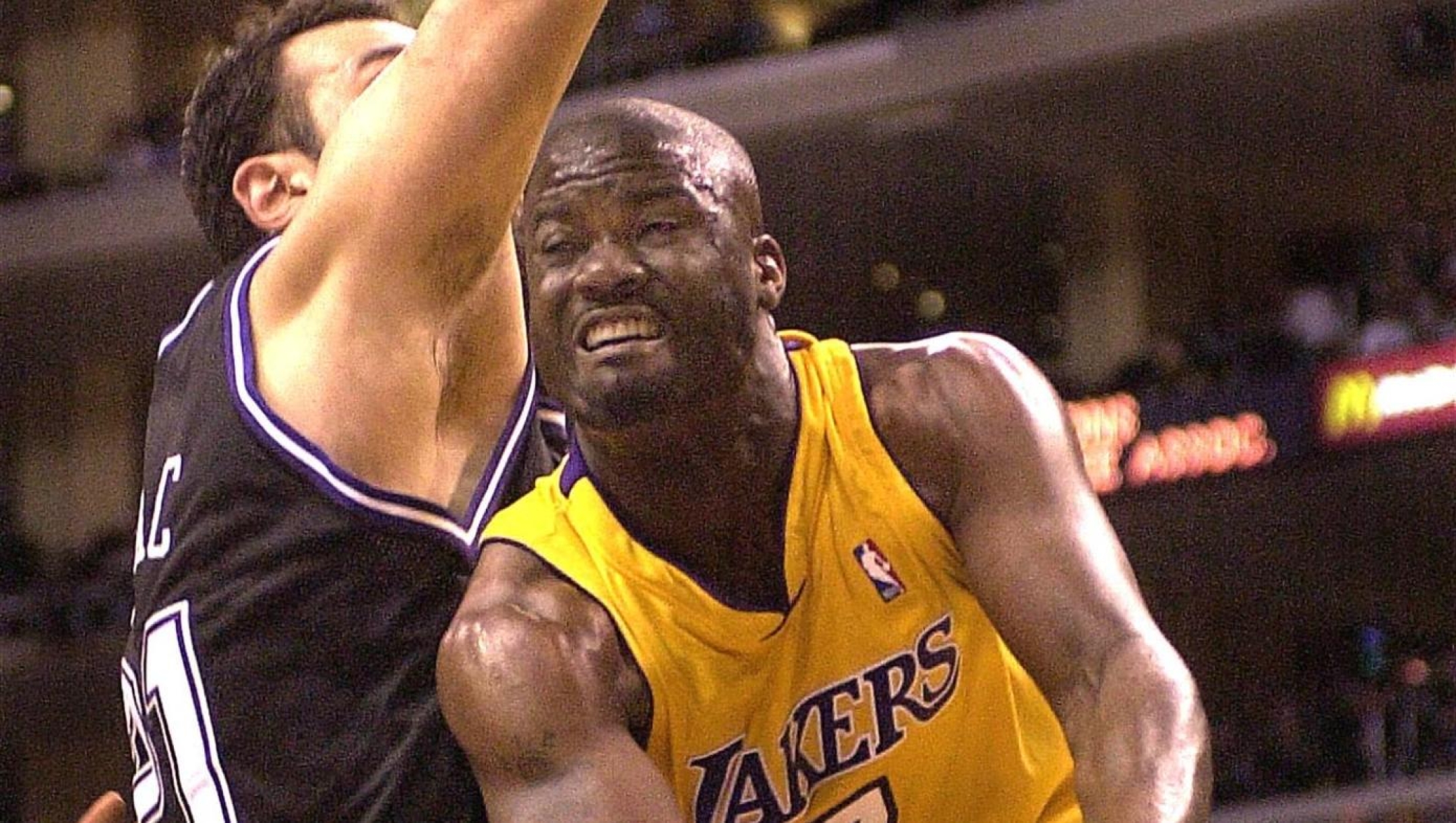 Isaiah Rider(R) of the Los Angeles Lakers tries to pass the ball past Vlade Divac(L) of the Sacramento Kings 28 March 2001 in Los Angeles, CA. The Kings defeated the Lakers, 108-84. AFP PHOTO/VINCE BUCCI (Photo by VINCE BUCCI / AFP)