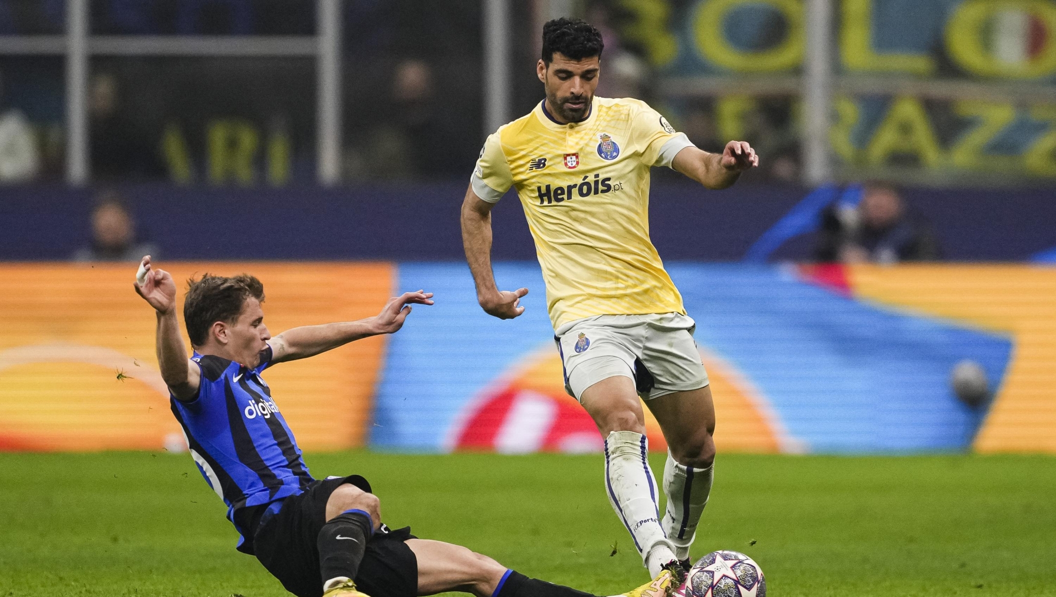 MILAN, ITALY - FEBRUARY 22: Nicolo Barella of Internazionale (L) battles for the ball with Mehdi Taremi of FC Porto (R) during the UEFA Champions League round of 16 leg one match between FC Internazionale and FC Porto at San Siro Stadium on February 22, 2023 in Milan, Italy. (Photo by Pedro Loureiro/Eurasia Sport Images/Getty Images)