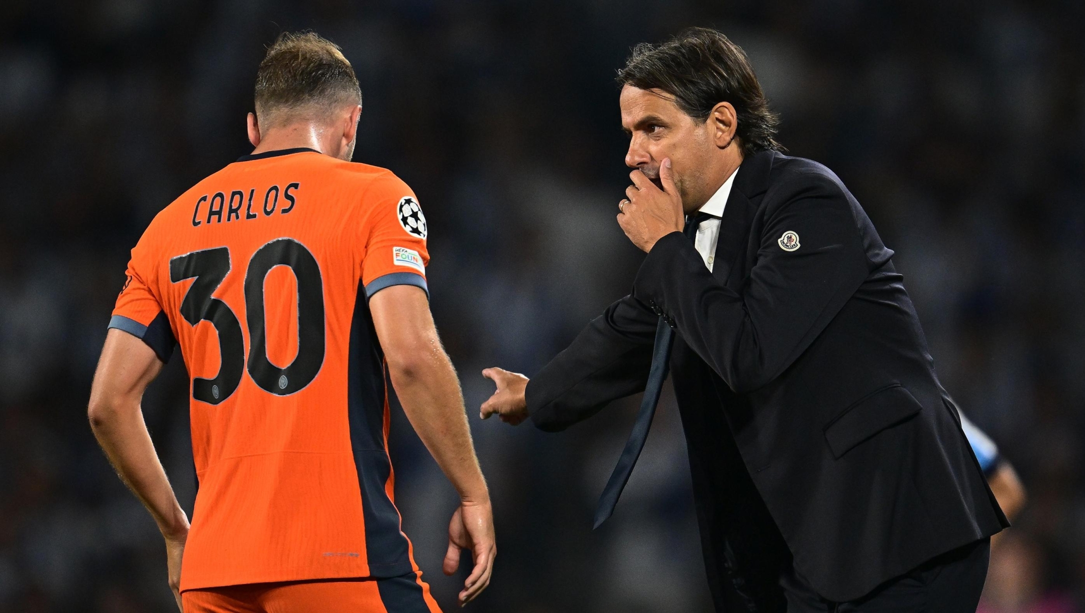 SAN SEBASTIAN, SPAIN - SEPTEMBER 20:  Head coach of FC Internazionale Simone Inzaghi reacts with Carlos Augusto during the UEFA Champions League match between Real Sociedad and FC Internazionale  at Reale Arena on September 20, 2023 in San Sebastian, Spain. (Photo by Mattia Ozbot - Inter/Inter via Getty Images)