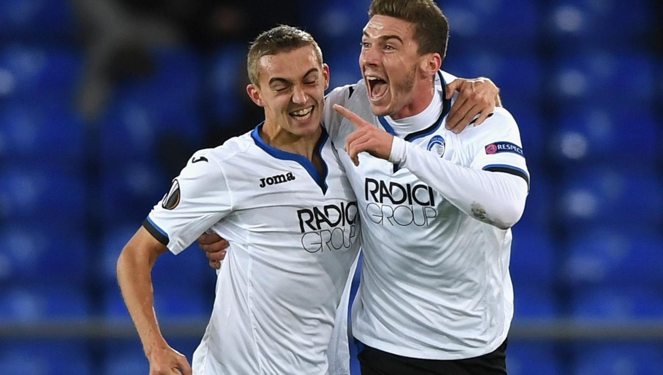 LIVERPOOL, ENGLAND - NOVEMBER 23: Robin Gosens of Atalanta celebrates after scoring his sides third goal with Timoty Castagne of Atalanta  during the UEFA Europa League group E match between Everton FC and Atalanta at Goodison Park on November 23, 2017 in Liverpool, United Kingdom.  (Photo by Gareth Copley/Getty Images)
