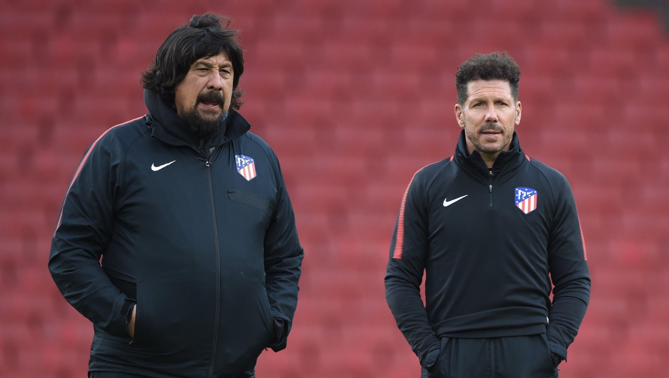 epa06692557 Atletico Madrid manager Diego Simeone (R) and his assistant manager German Burgos (L) lead a training session at Emirates stadium in London, Britain, 25 April 2018. Atletico Madrid will face Arsenal FC in their UEFA Europa League semi final, first leg soccer match on 26 April 2018.  EPA/FACUNDO ARRIZABALAGA