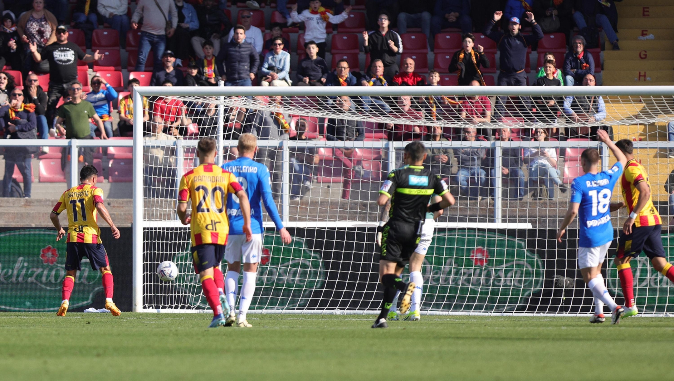 US Lecce's Nicola Sansone scores the goal during the Italian Serie A soccer match US Lecce - FC Empoli at the Via del Mare stadium in Lecce, Italy, 13 april 2024. ANSA/ABBONDANZA SCURO LEZZI