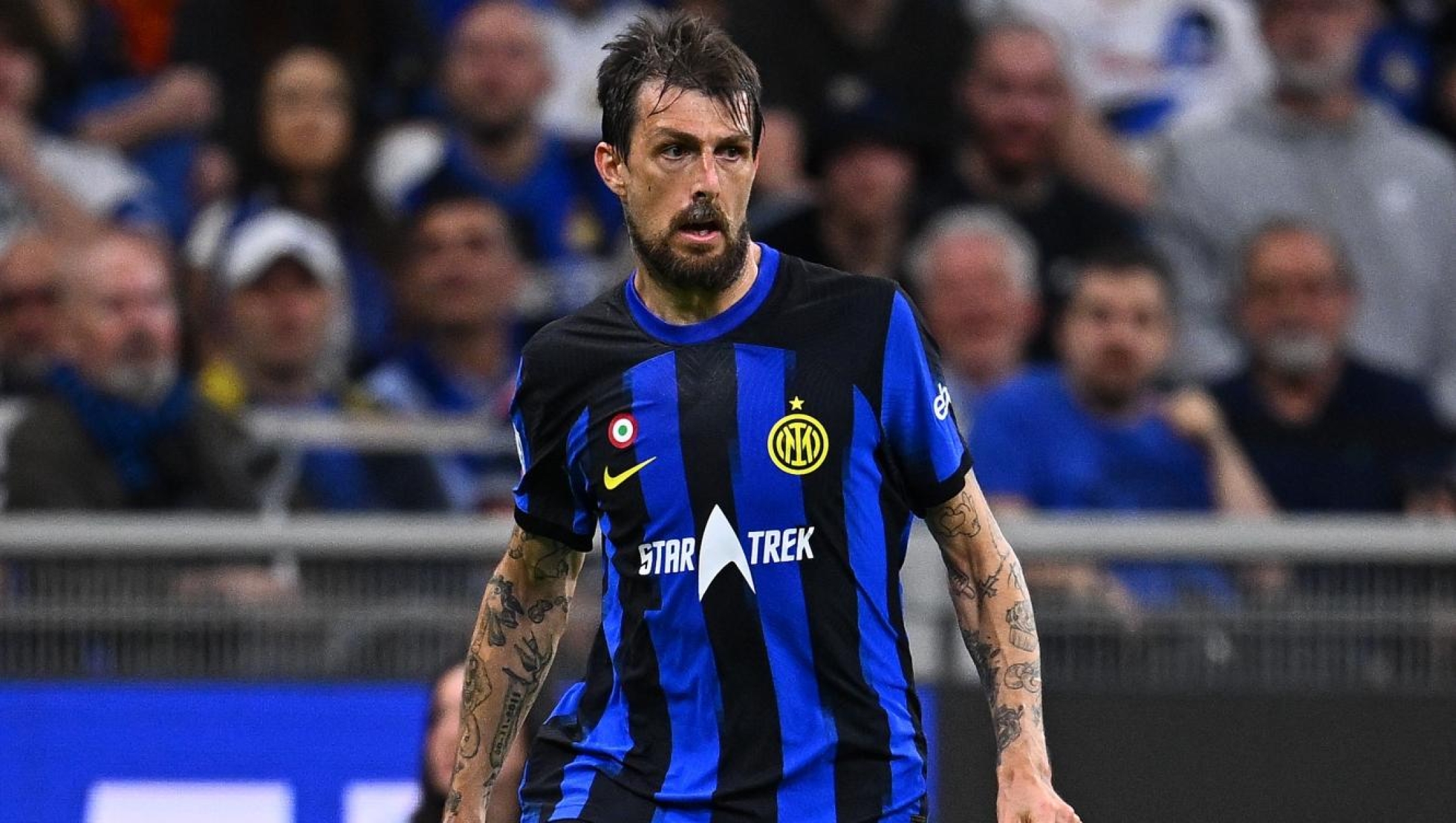 MILAN, ITALY - APRIL 14: Francesco Acerbi of FC Internazionale in action during the Serie A TIM match between FC Internazionale and Cagliari at Stadio Giuseppe Meazza on April 14, 2024 in Milan, Italy. (Photo by Mattia Ozbot - Inter/Inter via Getty Images)