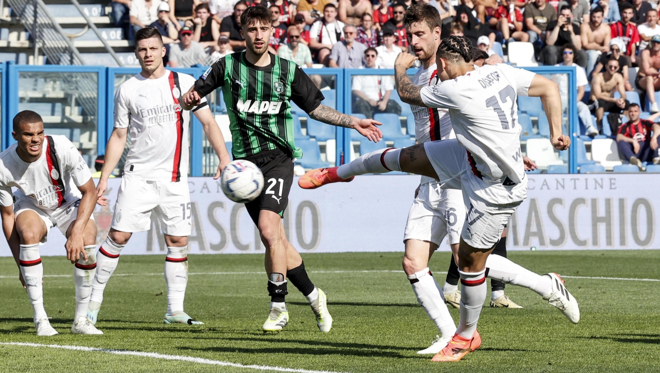 epa11278342 Milan's Noah Okafor scores the 3-3 during the Italian Serie A soccer match US Sassuolo vs AC Milan at Mapei Stadium in Reggio Emilia, Italy, 14 April 2024.  EPA/SERENA CAMPANINI