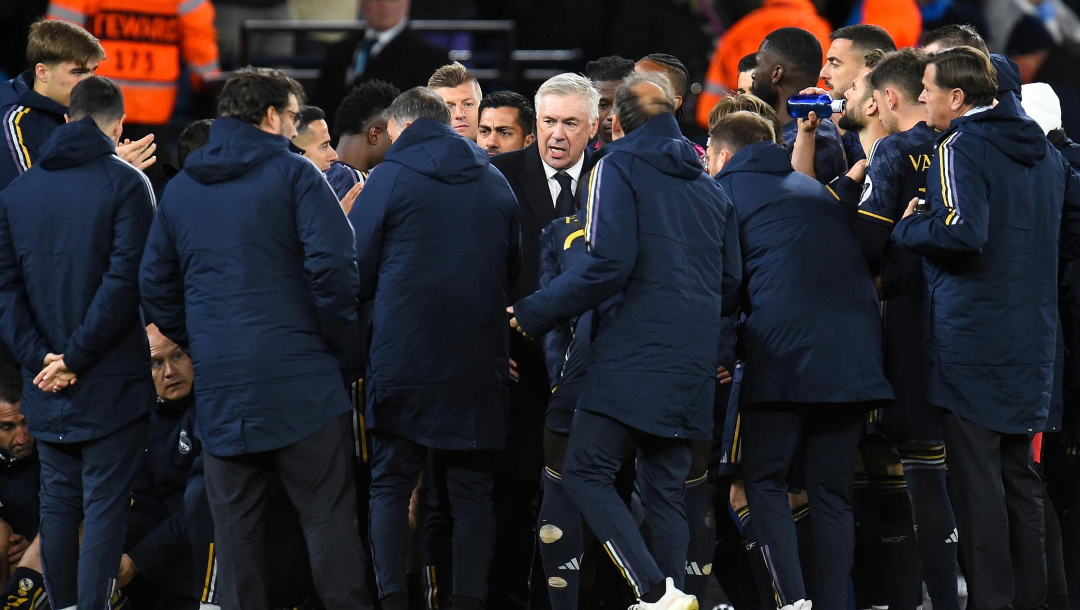 epa11285506 Real Madrid head coach Carlo Ancelotti (C) talks to his players during the break before the start of extra time in the UEFA Champions League quarter final, 2nd leg match between Manchester City and Real Madrid in Manchester, Britain, 17 April 2024.  EPA/PETER POWELL