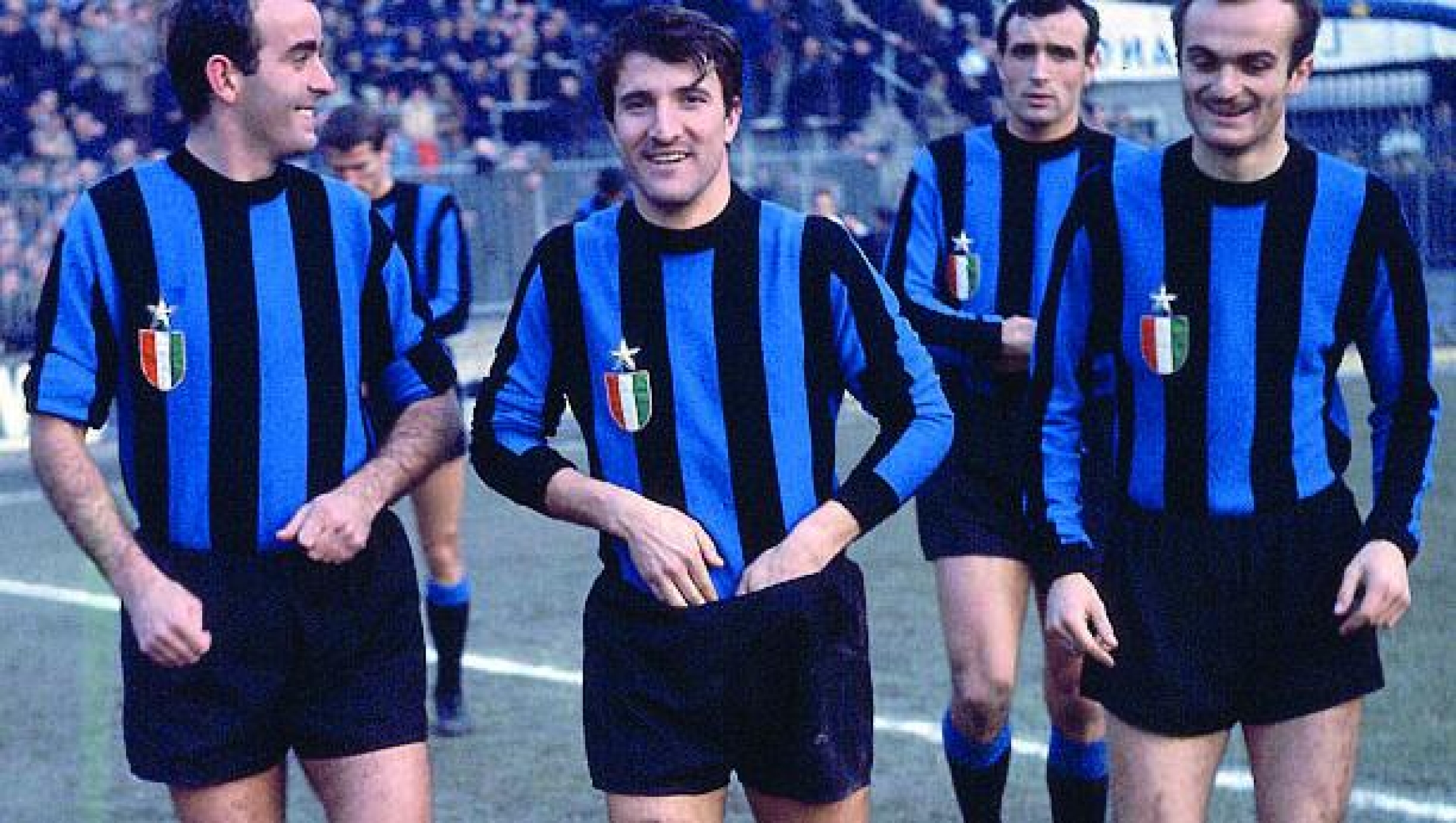 Gianfranco Bedin, al centro, con Mario Corso, Giacinto Facchetti (sullo sfondo), Spartaco Landini e Sandro Mazzola