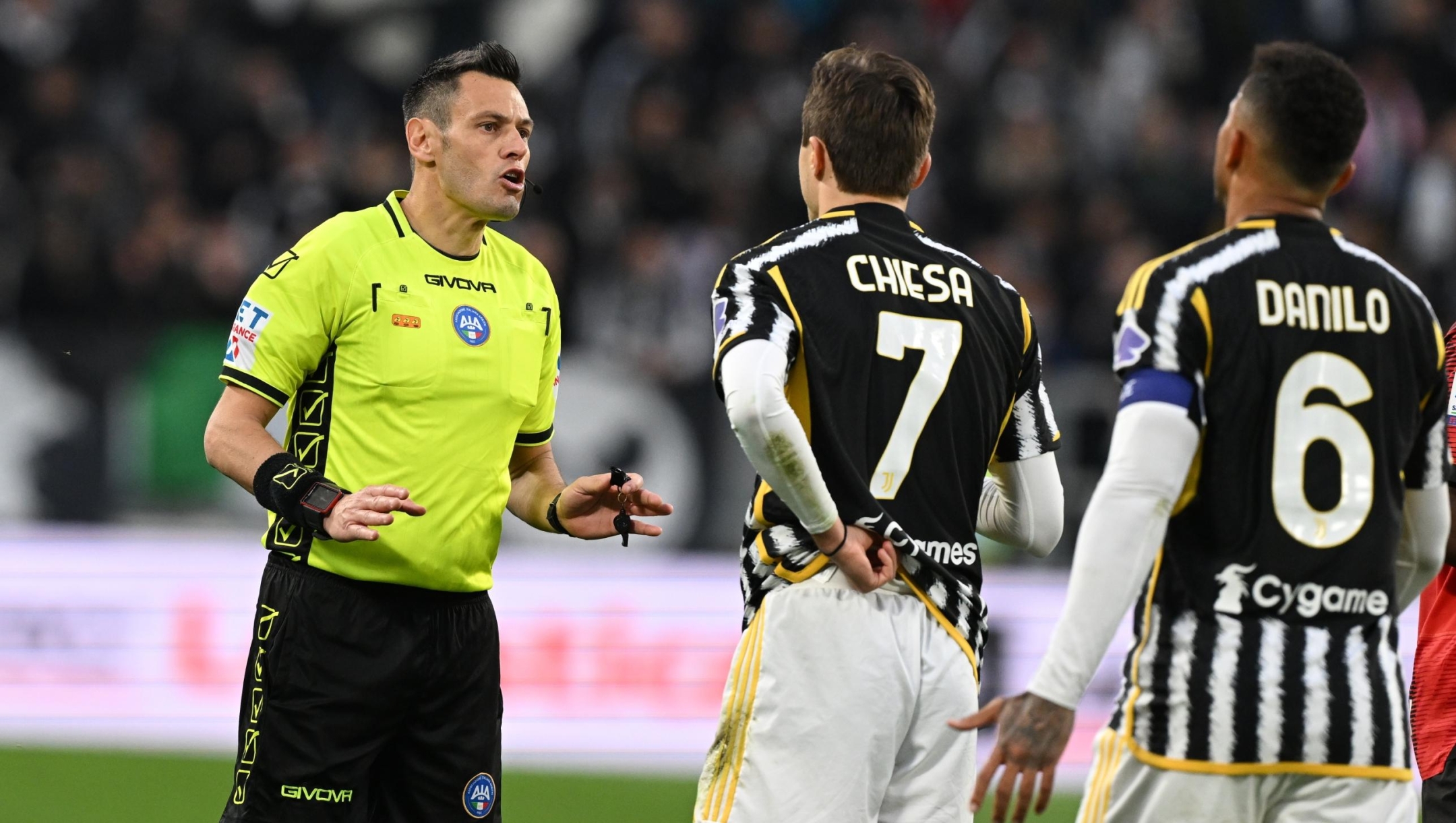 TURIN, ITALY - APRIL 27:  Referee  Maurizio Mariani reacts during the Serie A TIM match between Juventus and AC Milan at Allianz Stadium on April 27, 2024 in Turin, Italy. (Photo by Claudio Villa/AC Milan via Getty Images)