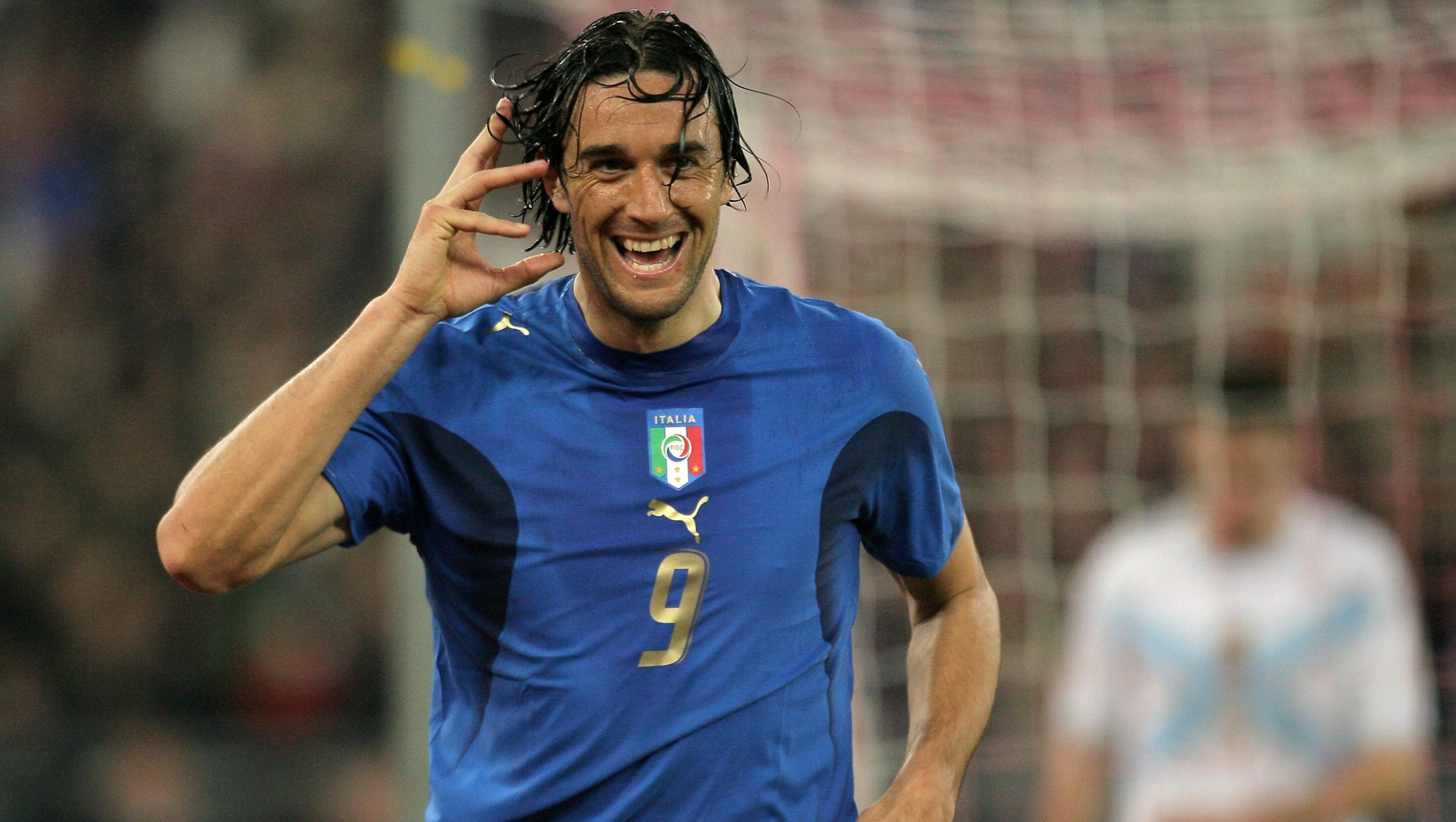 Italy's Luca Toni jubilates after scoring his second goal against Scotland during their Euro2008 Group B qualifying football match in Bari's San Nicola Stadium 28 March 2007. AFP PHOTO / FILIPPO MONTEFORTE (Photo by FILIPPO MONTEFORTE / AFP)