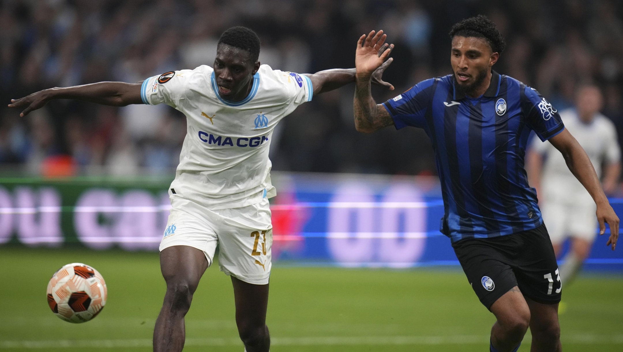 Atalanta's Ederson, right, challenges Marseille's Ismaila Sarr during the Europa League semifinal first leg soccer match between Olympique de Marseille and Atalanta at the Velodrome stadium in Marseille, France, Thursday, May 2, 2024. (AP Photo/Daniel Cole)