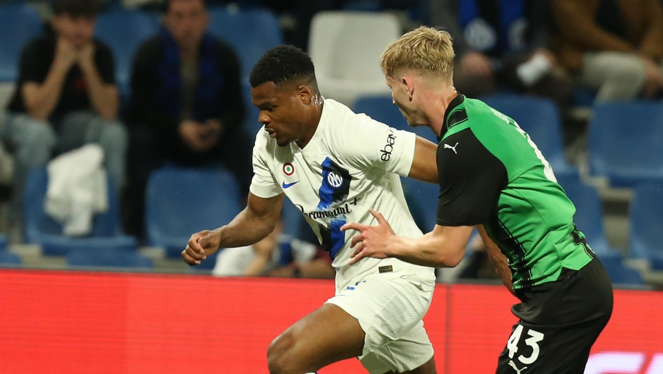 Foto Gianni Santandrea/LaPresse 04 Maggio 2024.  Reggio Emilia, Italia - sport, calcio - Sassuolo vs Inter   - Campionato di calcio Serie A Tim  2023/2024 - Stadio Mapei. Nella foto: Dumfries DoigPhoto Gianni Santandrea/LaPresse May 4 2024. Reggio Emilia, Italy - sports, football - Sassuolo vs Inter  - Serie A Tim 2023/2024 football championship - Mapei Stadium. In the picture: Dumfries Doig