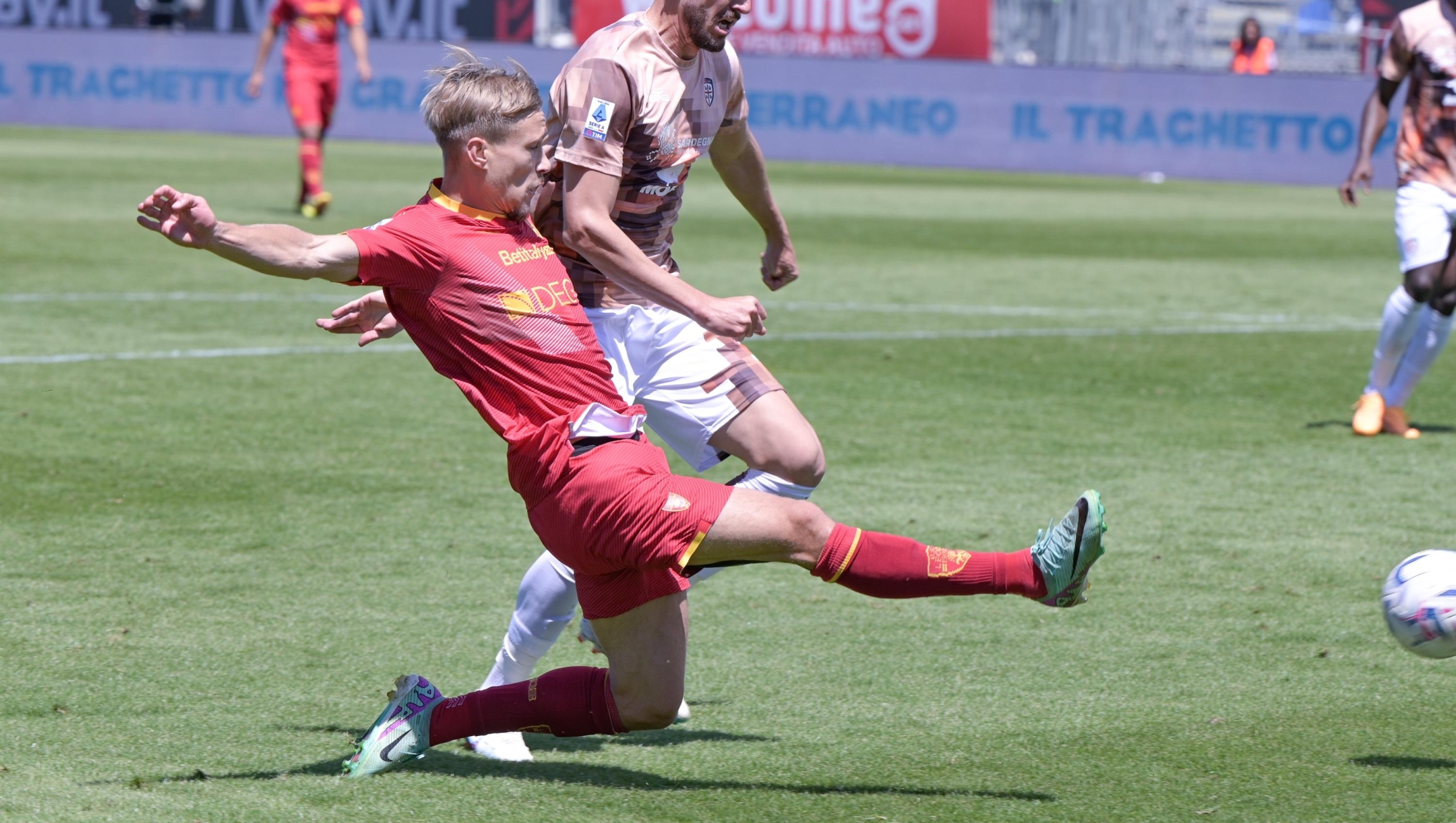 Lecce's striker Pontus Almqvist in action during the Serie A soccer match between Cagliari Calcio and Lecce at the Unipol Domus in Cagliari, Sardinia -  Sunday, 5 May 2024. Sport - Soccer (Photo by Gianluca Zuddas/Lapresse)