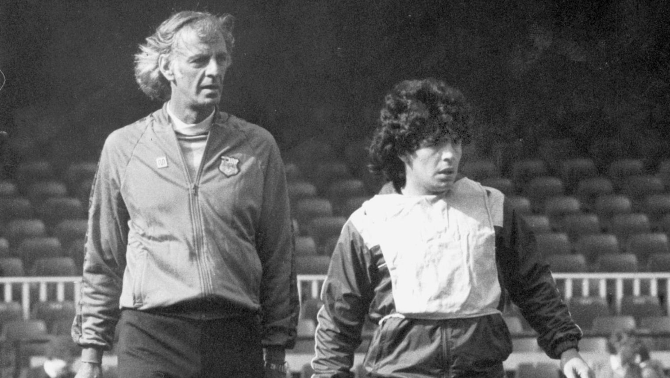 epa11320665 (FILE) - Argentinian soccer legend Diego Armando Maradona (R) and FC Barcelona's coach Cesar Luis Menotti (L) during their first training session in Barcelona, Spain, 07 March 1983 (re-issued 05 May 2024). Former Argentinian national head coach Cesar Luis Menotti, nicknamed El Flaco, has died at the age of 85, the Argentine Football Association (AFA) confirmed on 05 May 2024.  EPA/EFE B/W ONLY *** Local Caption *** 56520412