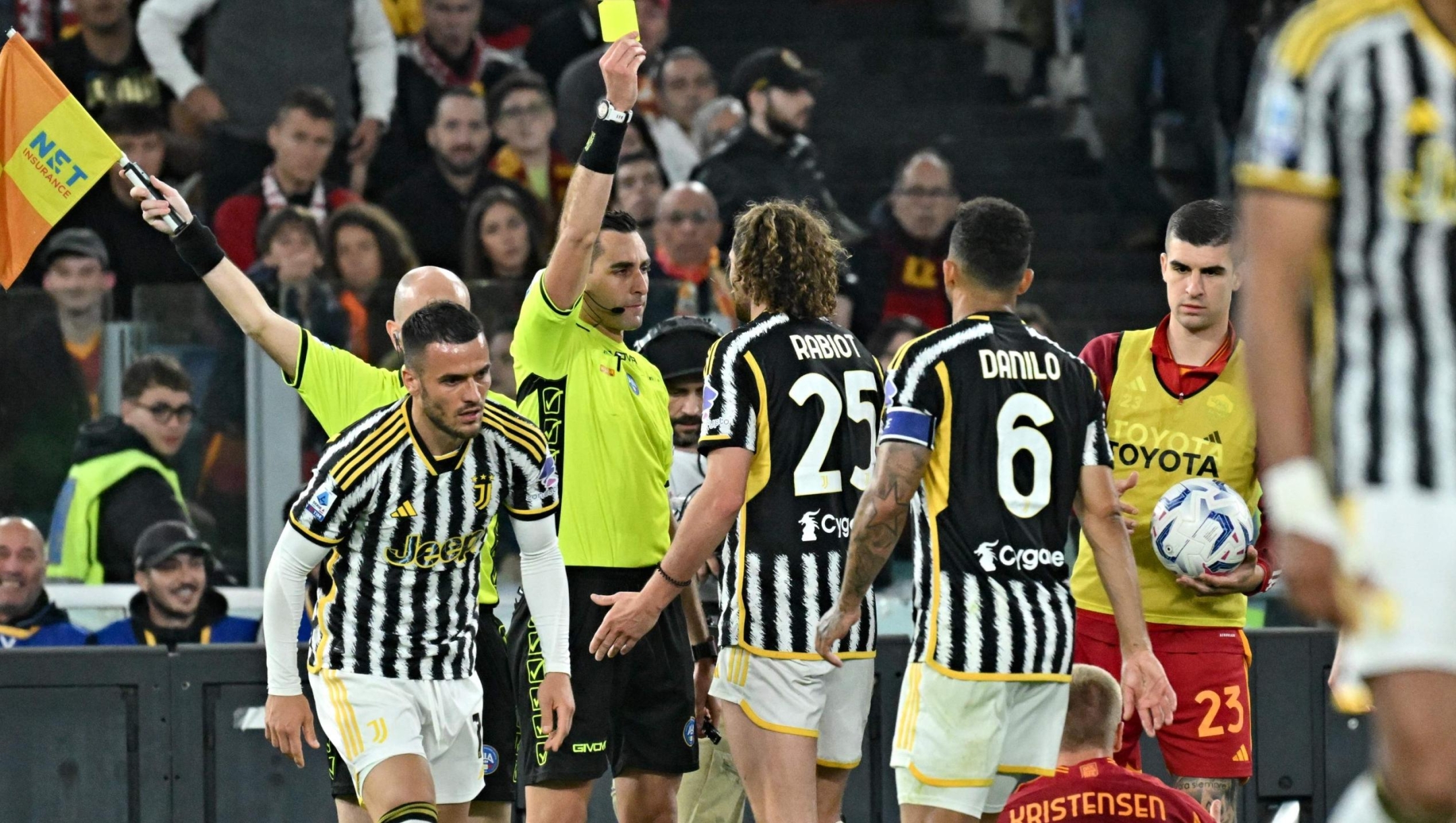 Italian referee Andrea Colombo (CL) shows a yellow card to Juventus' French midfielder #25 Adrien Rabiot (C) during the Italian Serie A football match between Roma and Juventus at the Olympic stadium, in Rome on May 5, 2024. (Photo by Andreas SOLARO / AFP)