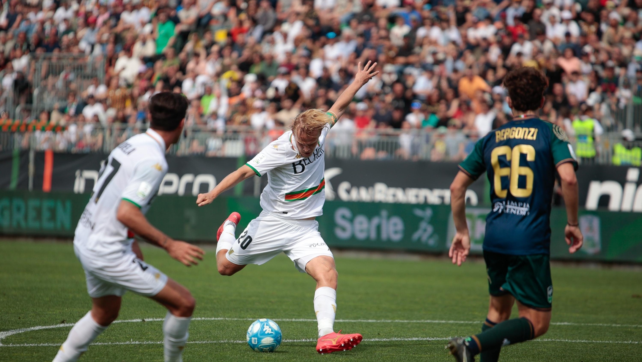 Foto Mattia Radoni/LaPresse 05 Maggio 2024 Venezia, Italia - sport, calcio - Venezia vs Feralpisalò- Campionato di calcio Serie BKT 2023/2024 - Stadio Pierluigi Penzo. Nella foto: Joel Pohjanpalo (Venezia)   May 05, 2024 Venezia, Italy - sport, soccer - Venezia vs Feralpisalò - Italian Football Championship League BKT 2023/2024 - Pierluigi Penzo stadium. In the pic: Joel Pohjanpalo (Venezia)