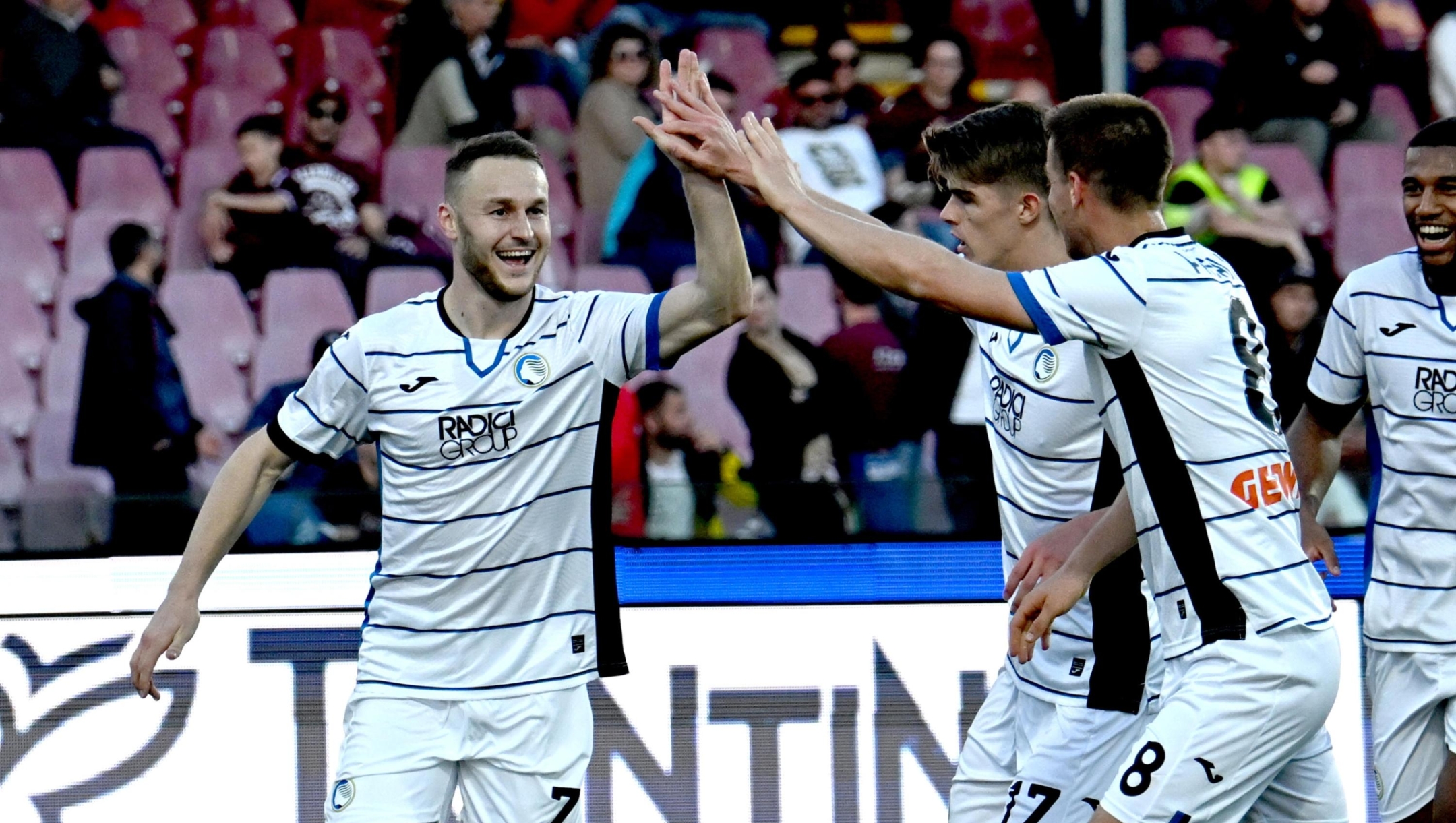 Atalanta's Teun Koopmeiners jubilates with his teammates after scoring the goal during the Italian Serie A soccer match US Salernitana vs Atalanta BC at the Arechi stadium in Salerno, Italy, 06 May 2024. ANSA/MASSIMO PICA