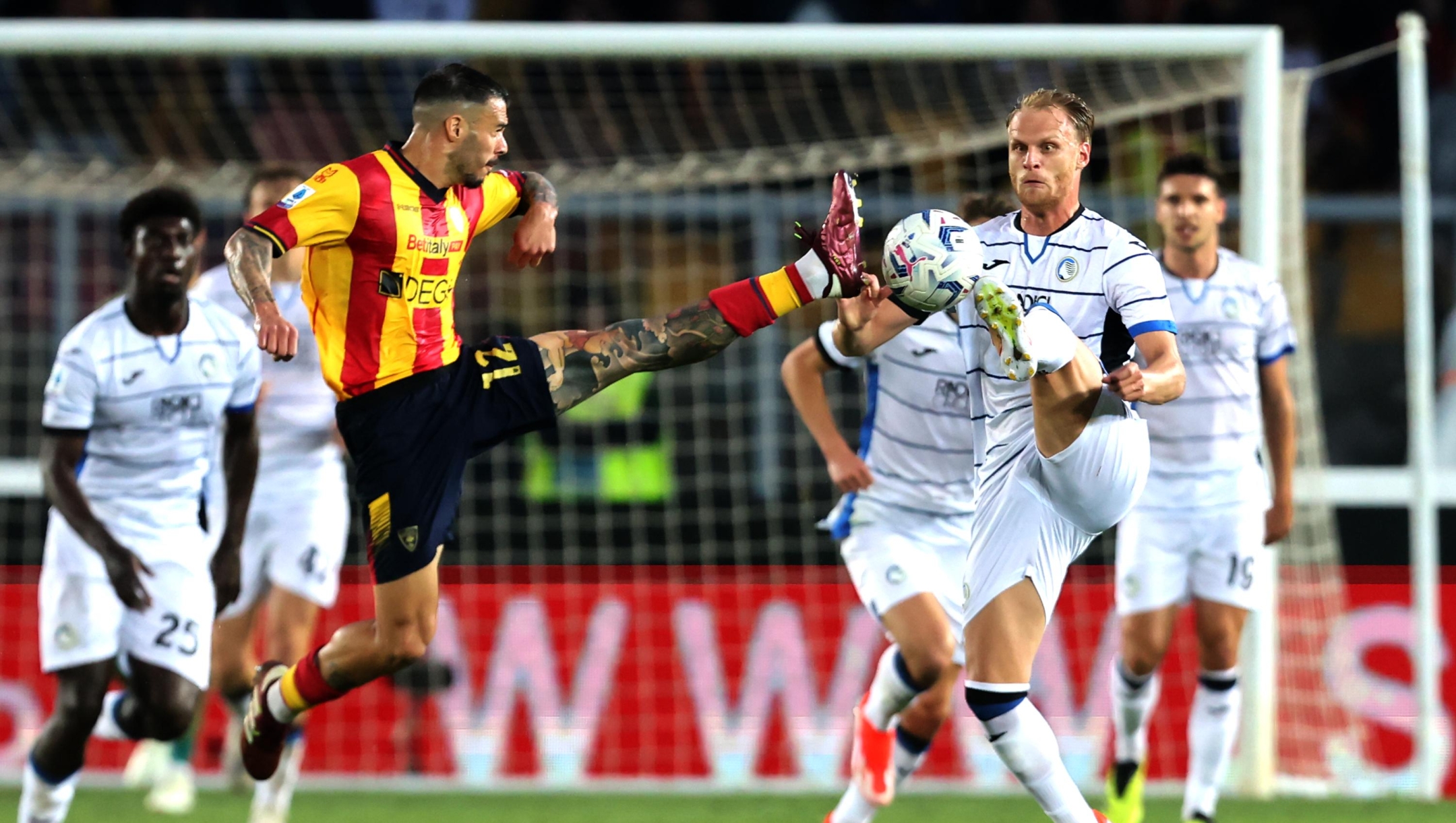 LECCE, ITALY - MAY 18: Lorenzo Venuti of Lecce competes for the ball with Mitchel Bakker of Atalanta during the Serie A TIM match between US Lecce and Atalanta BC at Stadio Via del Mare on May 18, 2024 in Lecce, Italy. (Photo by Maurizio Lagana/Getty Images)