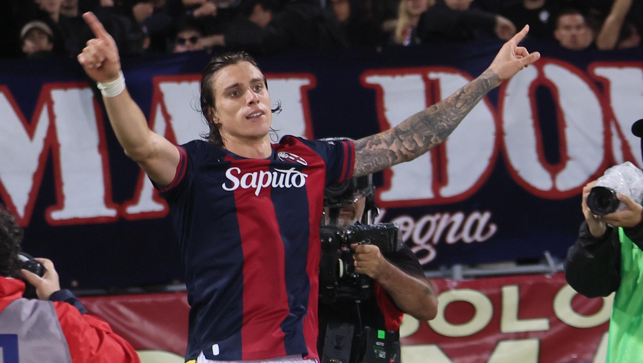 Bologna's Riccardo Calafiori celebrates after scoring the goal 3-0 during the Serie A soccer match between Bologna f.c. and Juventus f.c. at the Dall?Ara Stadium, Bologna, northern Italy - Monday, May 20, 2024. Sport - Soccer - (Photo Michele Nucci - LaPresse)