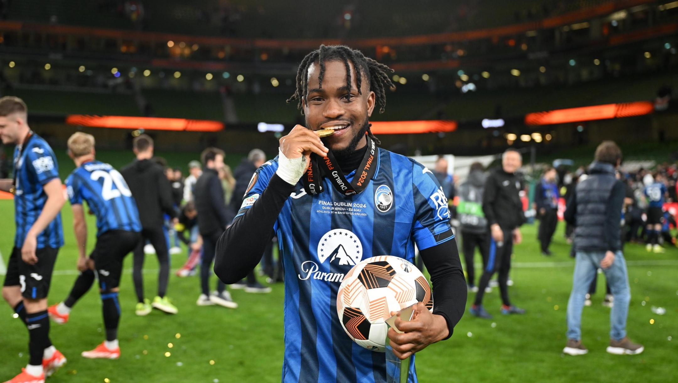 DUBLIN, IRELAND - MAY 22: Ademola Lookman of Atalanta BC bites their winner's medal as he poses for a photograph with the Match Ball after scoring a hat-trick and the Hankook Tyres Player of the Match award after defeating Bayer 04 Leverkusen during the UEFA Europa League 2023/24 final match between Atalanta BC and Bayer 04 Leverkusen at Dublin Arena on May 22, 2024 in Dublin, Ireland. (Photo by Michael Regan/Getty Images)