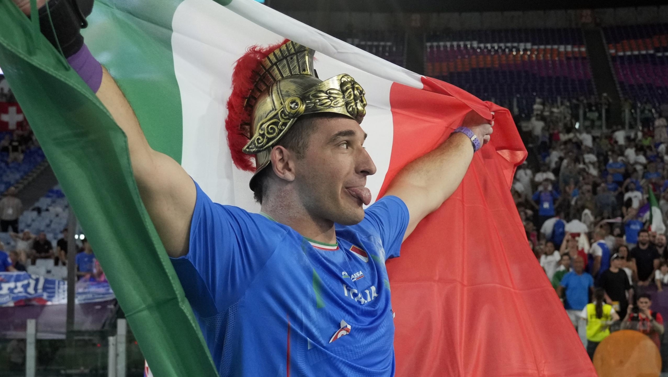 Leonardo Fabbri, of Italy, celebrates after winning the gold medal in the men\'s shot put final at the European Athletics Championships in Rome, Saturday, June 8, 2024. (AP Photo/Andrew Medichini)