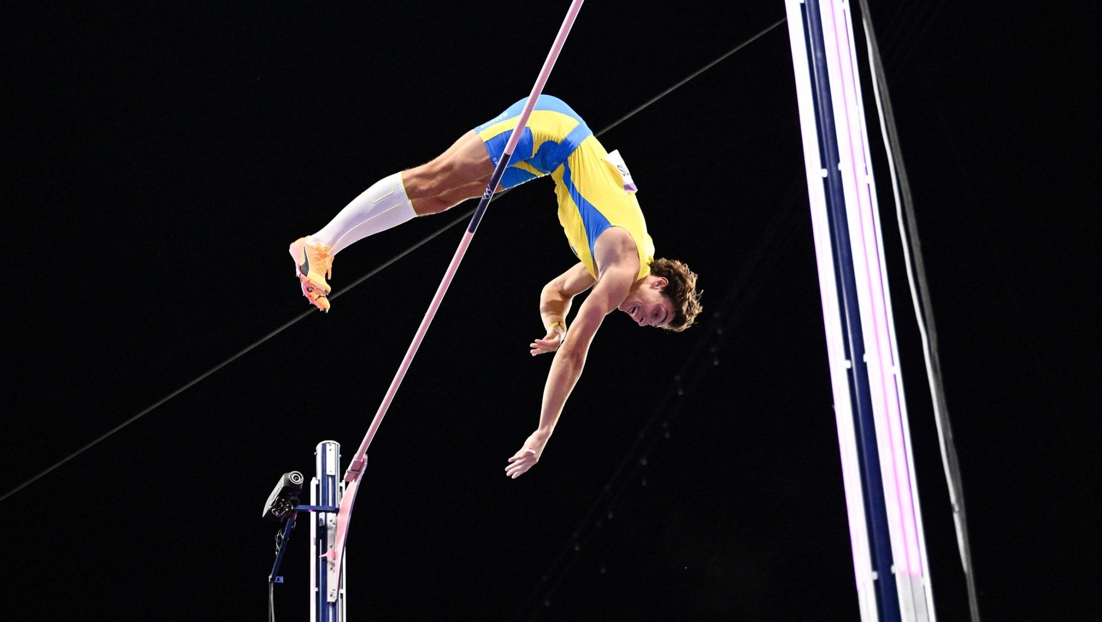 Sweden's Armand Duplantis passes 6.25m and sets the new world record in the men's pole vault final of the athletics event at the Paris 2024 Olympic Games at Stade de France in Saint-Denis, north of Paris, on August 5, 2024. (Photo by Kirill KUDRYAVTSEV / AFP)