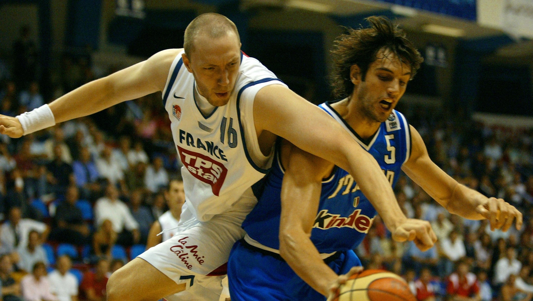 Frederic Weis of France (L) fights for the ball with Gianluca Basile of Italy during a frendly game in Milan, 13 September 2005. French team will play the basket european championship in Serbia Montenegro from 16 to 25 september 2005. AFP PHOTO Giuseppe CACACE (Photo by GIUSEPPE CACACE / AFP)