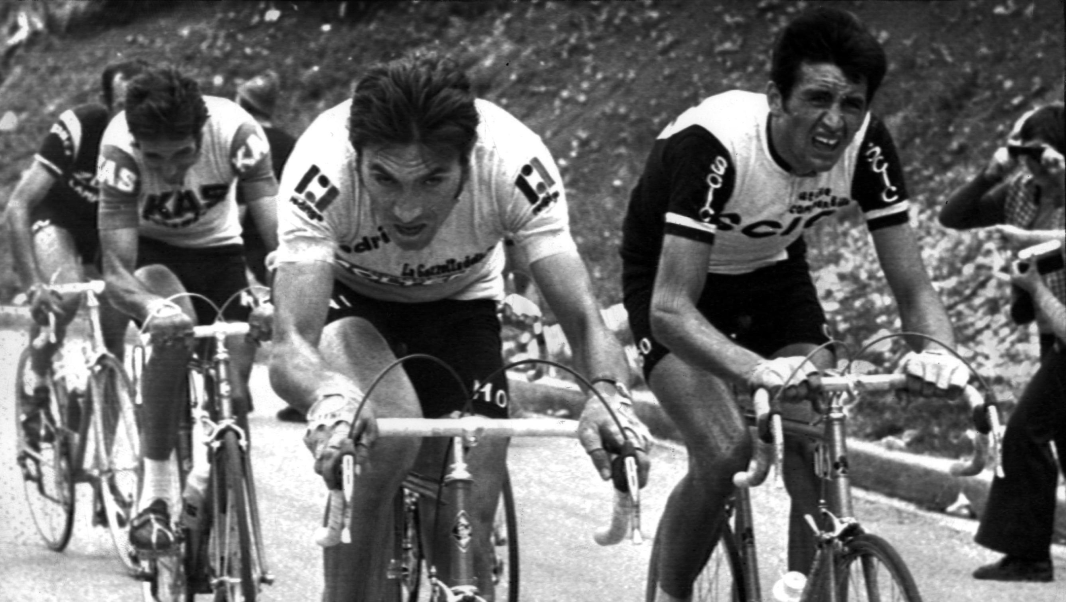 Giro Italia 1974: verso le Tre Cime di Lavaredo, Baronchelli (a destra) si prepara ad attaccare Merckx, che salverà la rosa per 12"