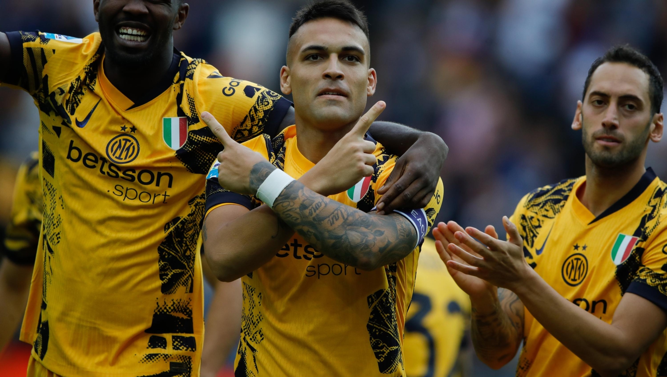 UDINE, ITALY - SEPTEMBER 28: Lautaro Martinez celebrates scoring his second goal with teammates Marcus Thuram and Hakan Calhanoglu during the Serie A match between Udinese and FC Internazionale at Stadio Friuli on September 28, 2024 in Udine, Italy. (Photo by Timothy Rogers/Getty Images)