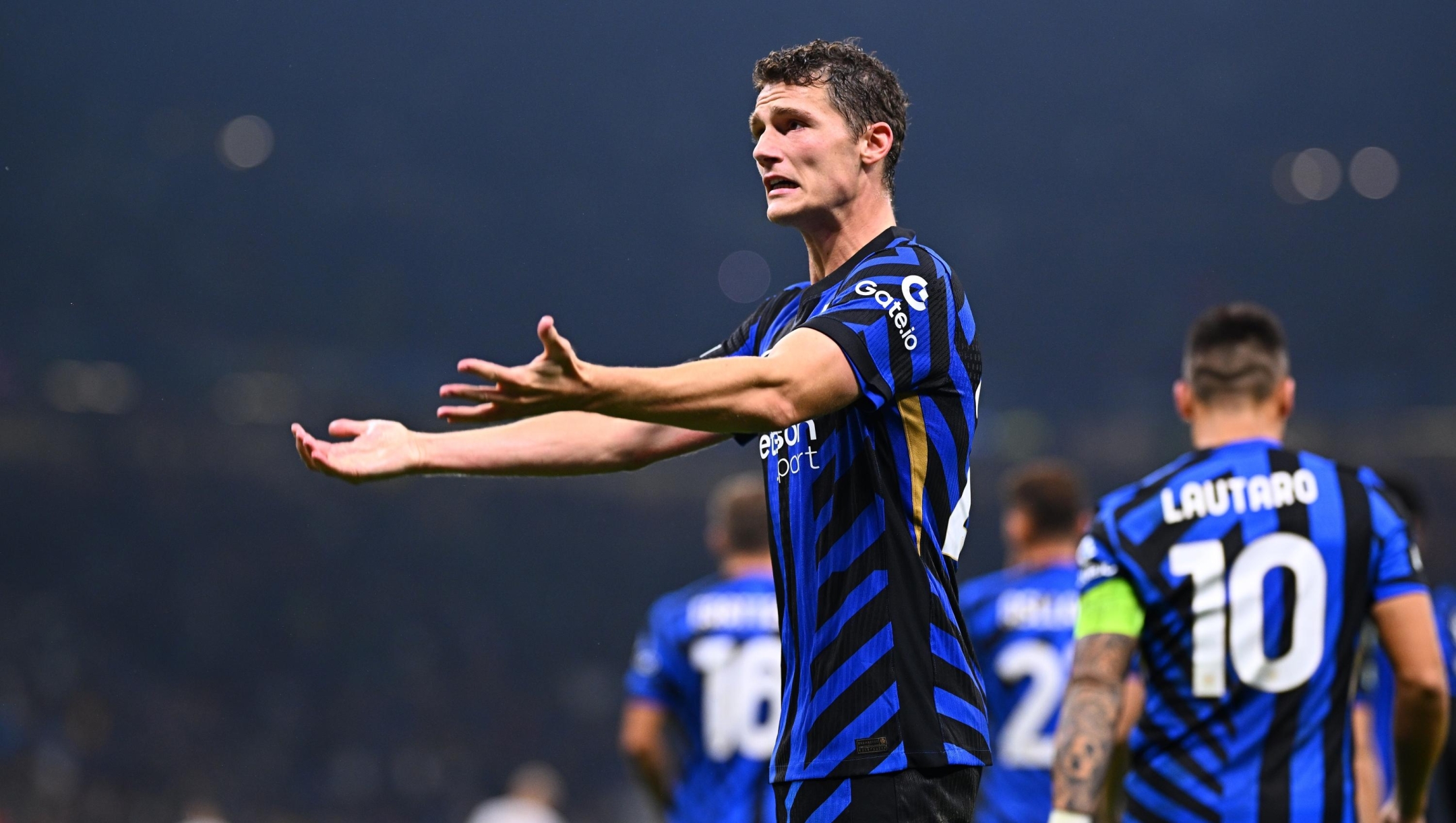 MILAN, ITALY - OCTOBER 01: Benjamin Pavard of FC Internazionale celebrates their team's fourth goal during the UEFA Champions League 2024/25 League Phase MD2 match between FC Internazionale Milano and FK Crvena Zvezda at Stadio San Siro on October 01, 2024 in Milan, Italy. (Photo by Mattia Ozbot - Inter/Inter via Getty Images)