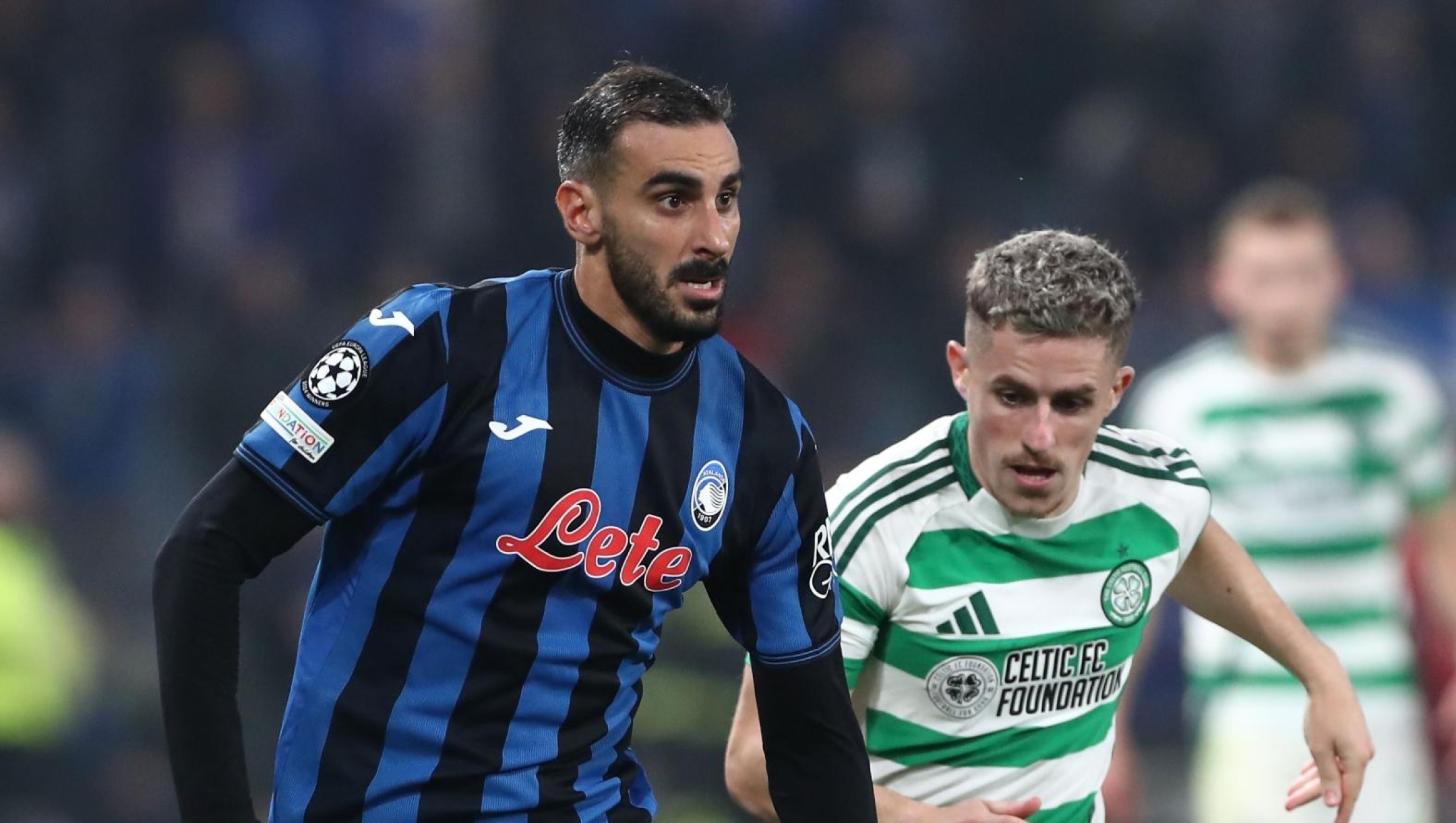 BERGAMO, ITALY - OCTOBER 23: Davide Zappacosta of Atalanta BC is pressured by Maik Nawrocki of Celtic FC during the UEFA Champions League 2024/25 League Phase MD3 match between Atalanta BC and Celtic FC at Stadio di Bergamo on October 23, 2024 in Bergamo, Italy. (Photo by Marco Luzzani/Getty Images)