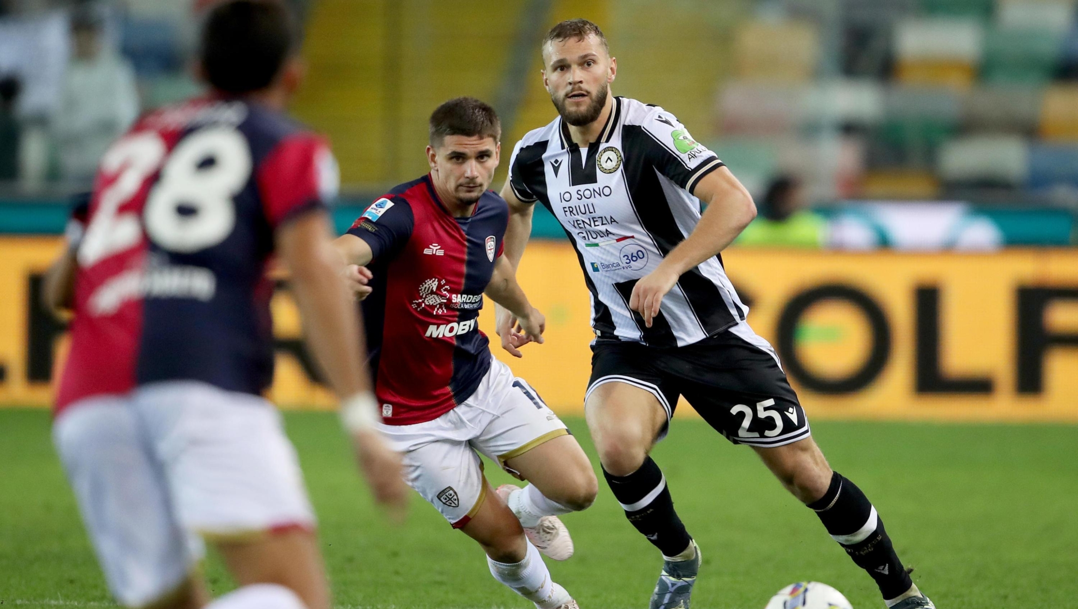 Udinese's Jesper Karlstrom (R) and Cagliari's Razvan Marin in action during the Italian Serie A soccer match Udinese Calcio vs Cagliari Calcio at the Friuli - Bluenergy Stadium in Udine, Italy, 25 October 2024. ANSA / GABRIELE MENIS